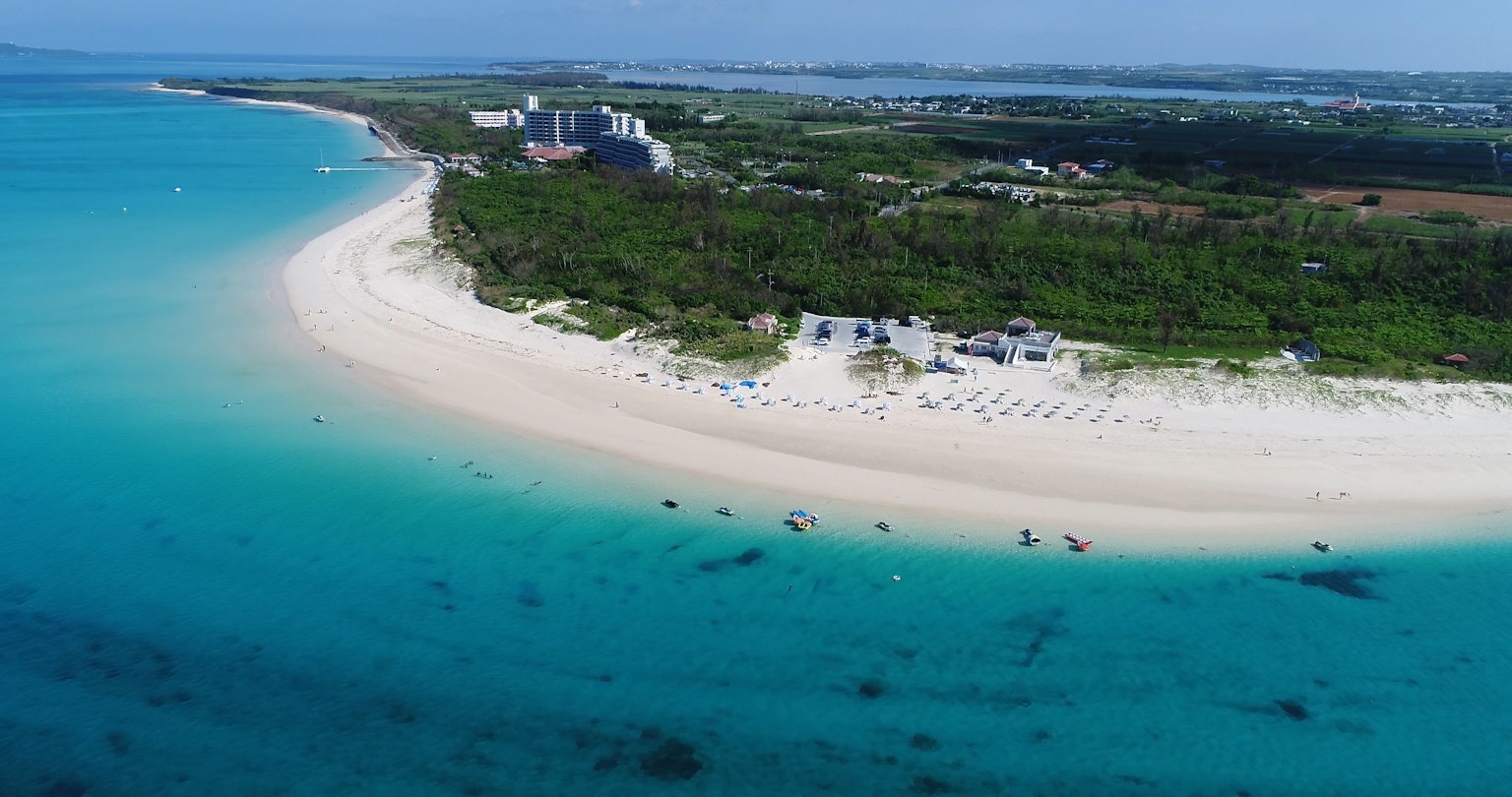 Vista aerea di un'area resort con mare blu e spiaggia di sabbia bianca