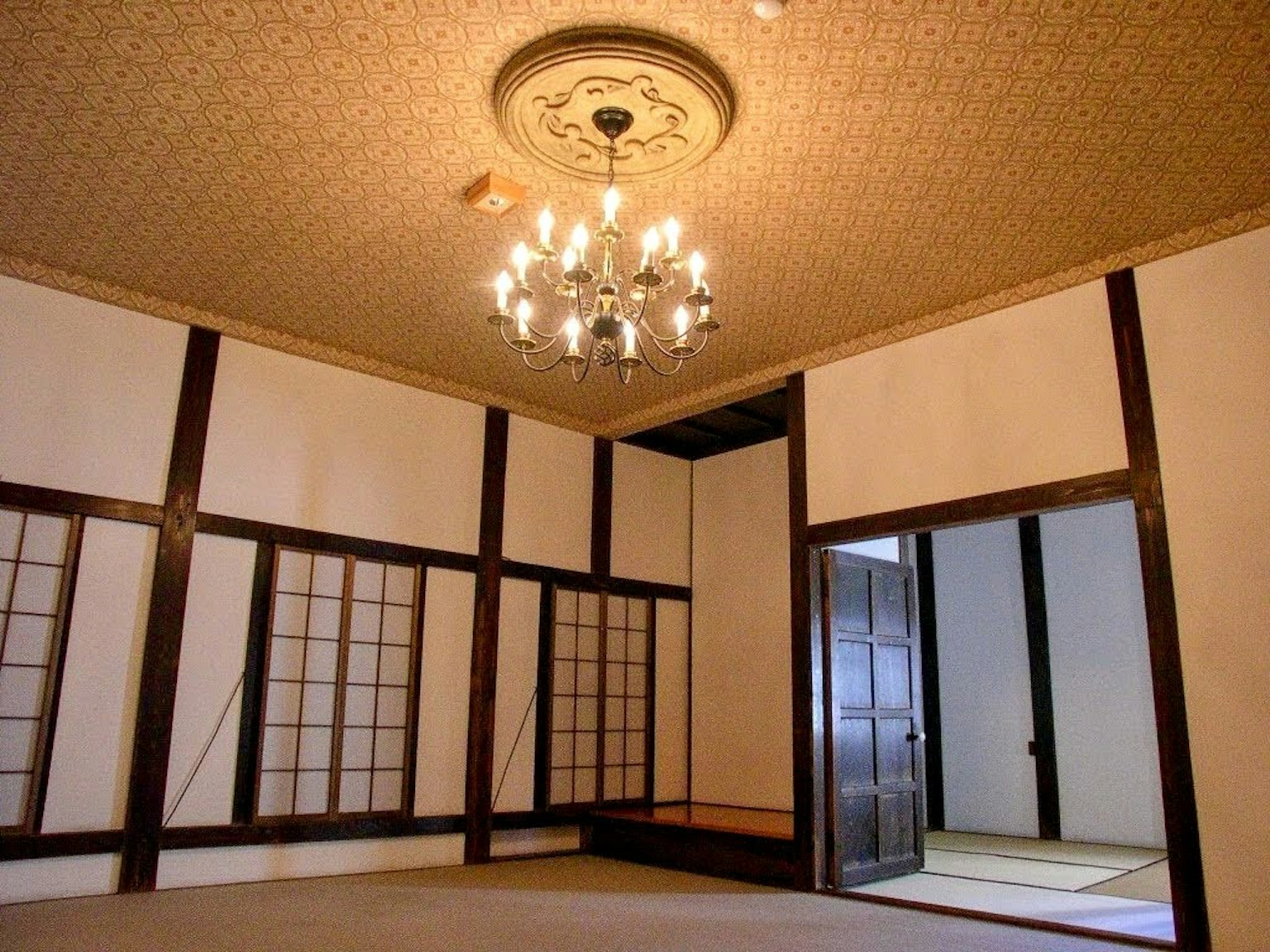 Geräumiges Interieur eines traditionellen japanischen Zimmers mit einem eleganten Kronleuchter