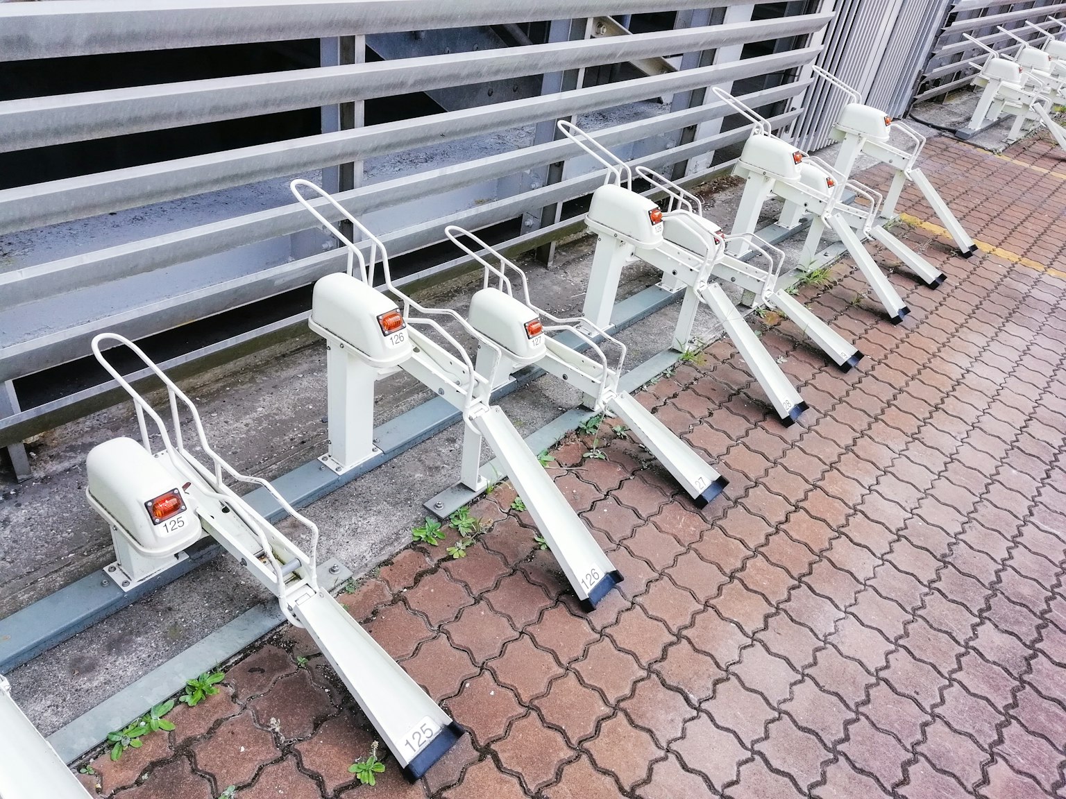 Hàng chỗ đậu xe đạp màu trắng trên vỉa hè