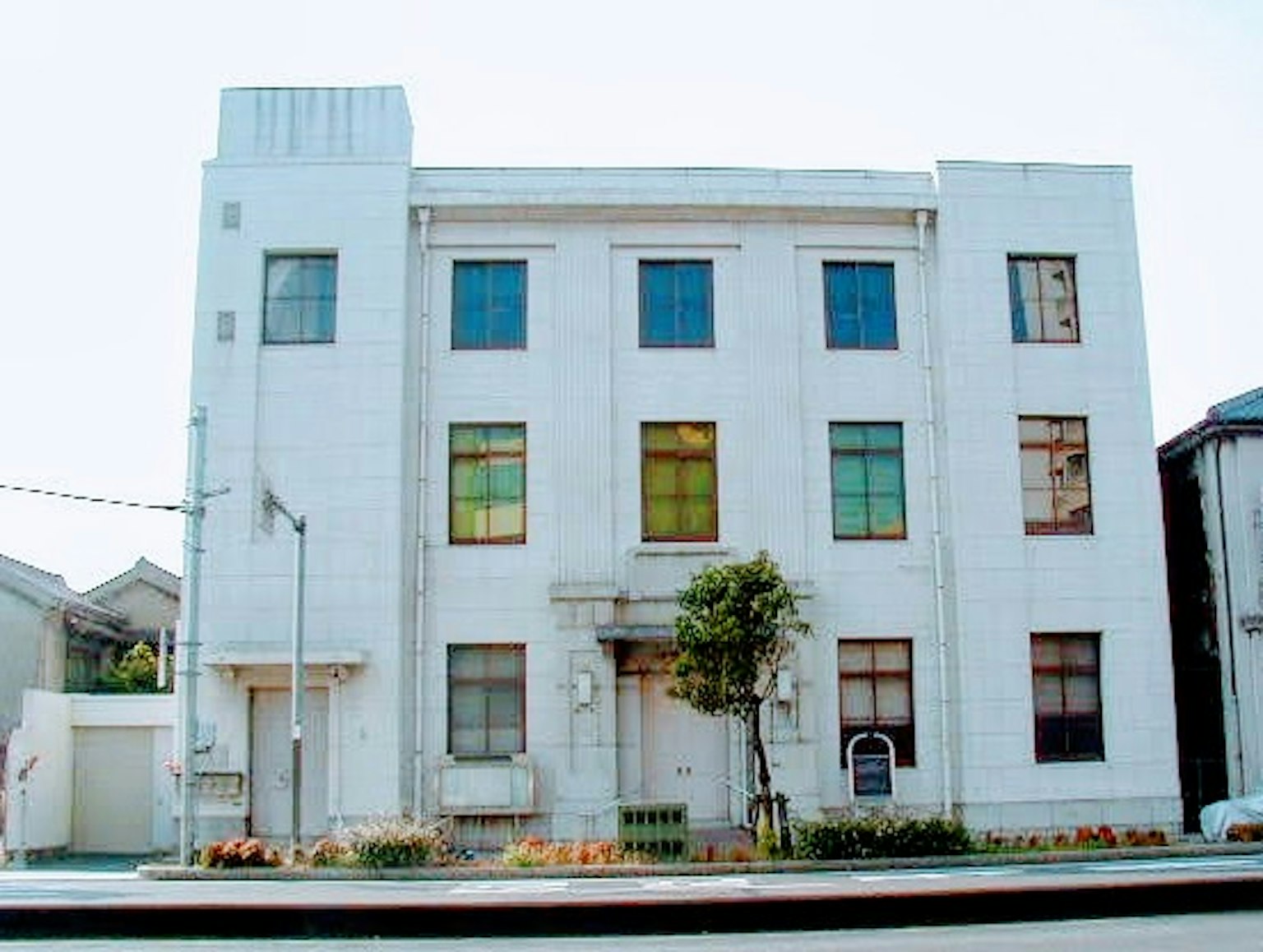 Bâtiment à l'extérieur blanc et fenêtres colorées