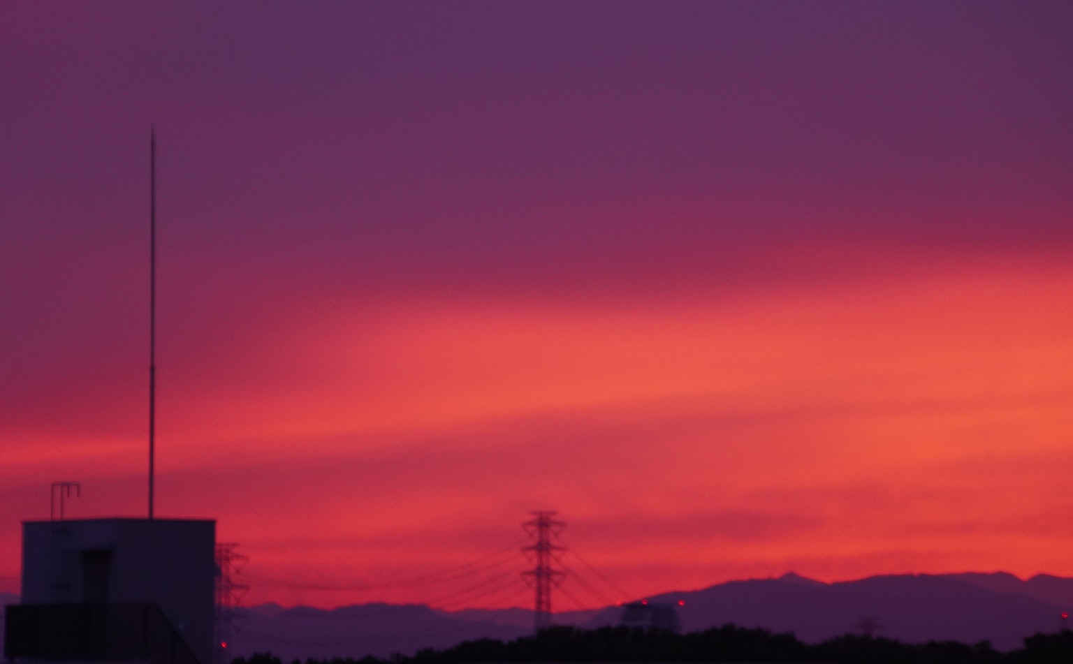Magnifique ciel de coucher de soleil violet avec des bâtiments en silhouette