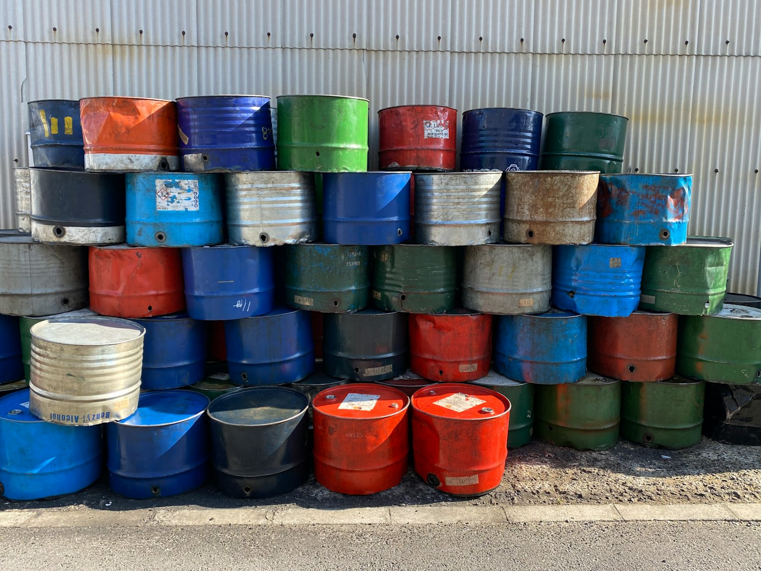 กองถังสีสันเรียงรายในสีต่างๆ