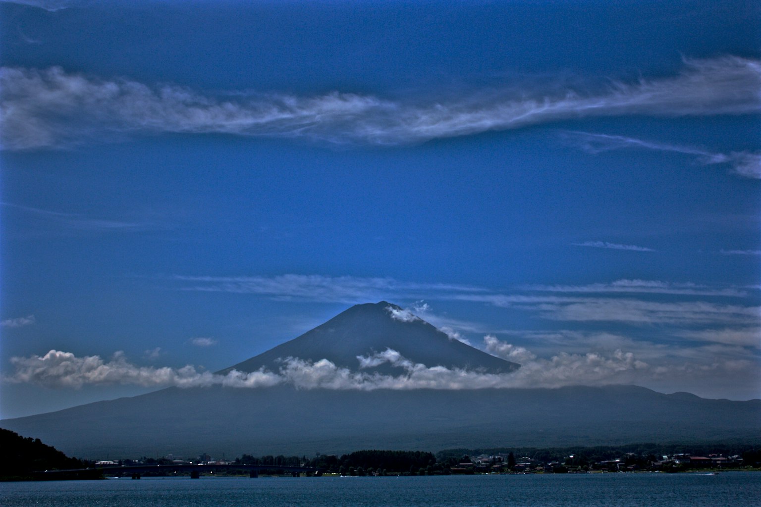 Majestätische Aussicht auf den Fuji, umgeben von blauem Himmel und Wolken