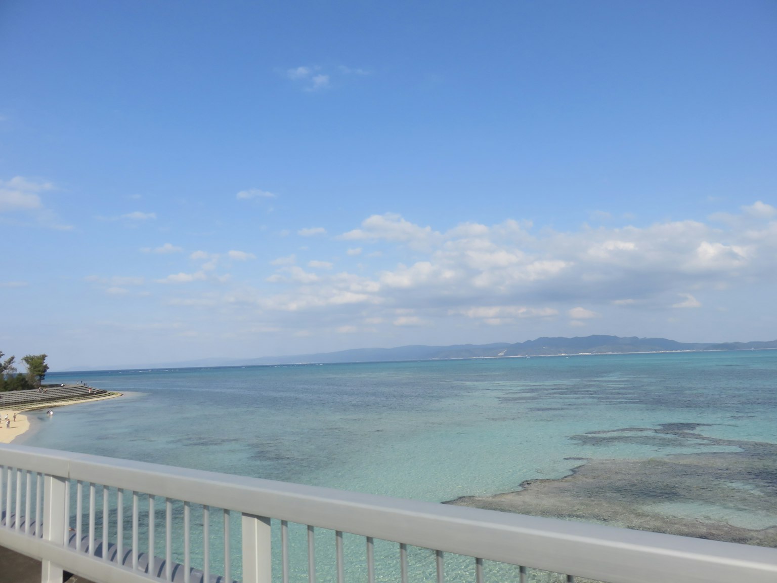 蓝色海洋和天空的美景，配有白色阳台栏杆