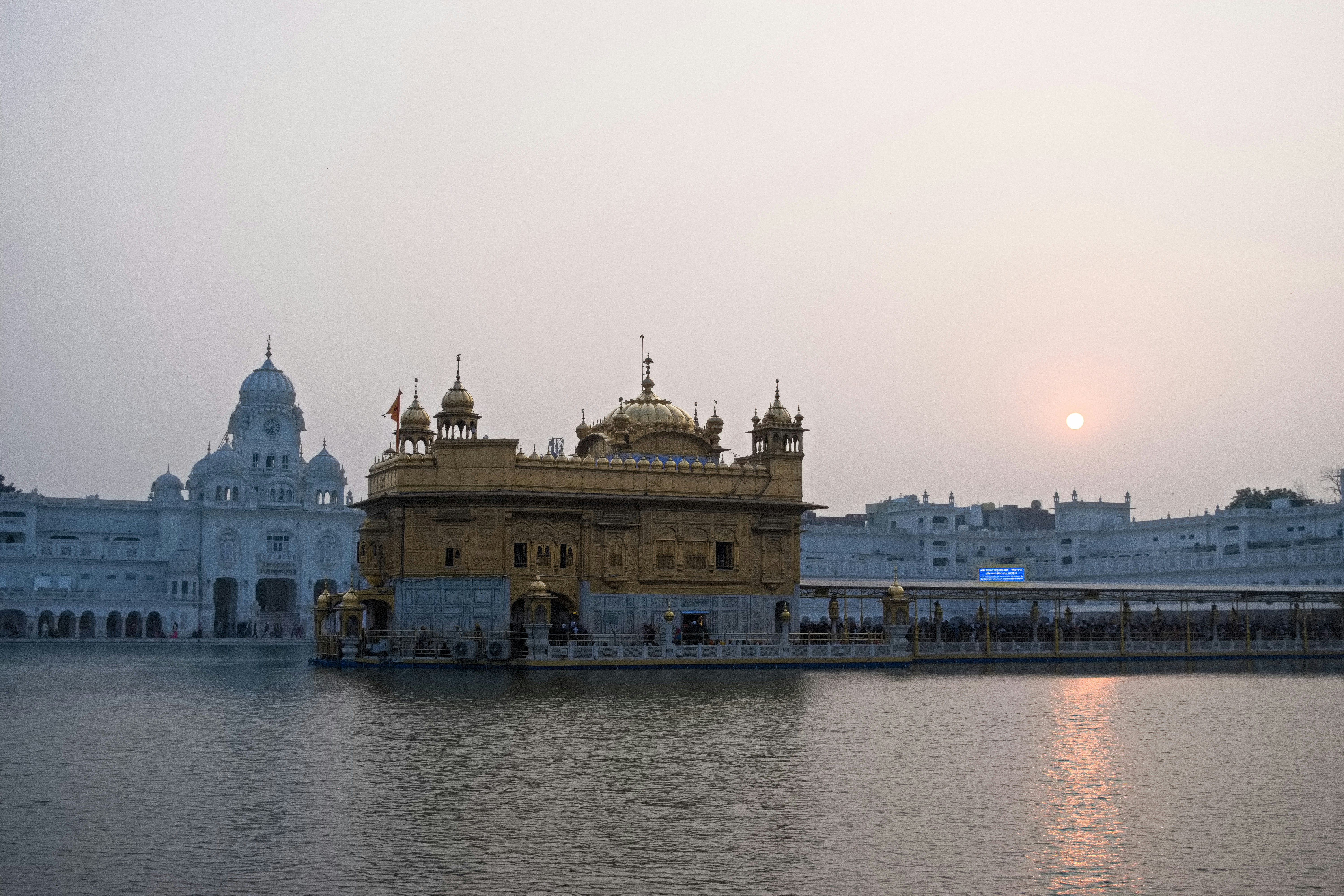 bâtiments de temple et palais au bord de l’eau au crépuscule