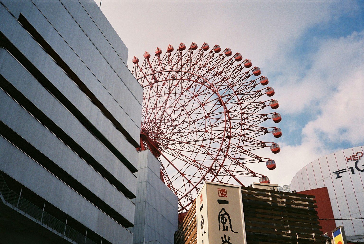 Paesaggio urbano con una grande ruota panoramica