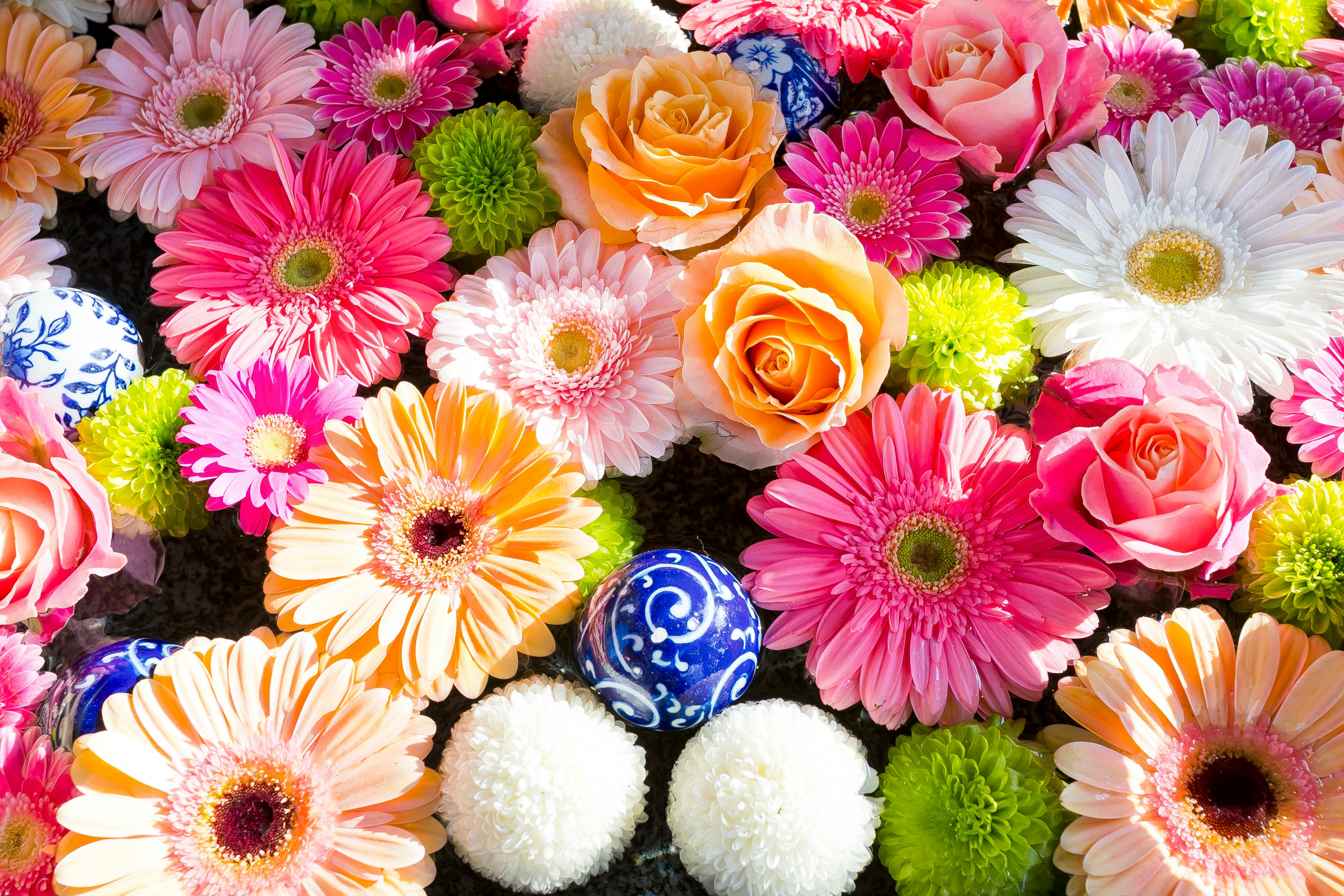 色とりどりの花束のアップ