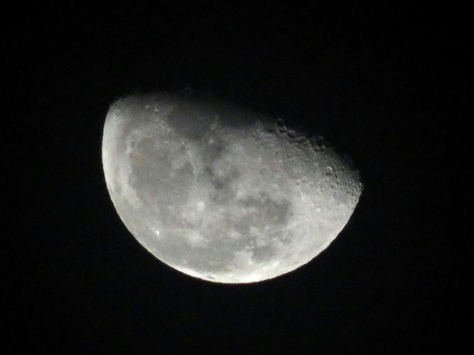 Una luna creciente con cráteres visibles