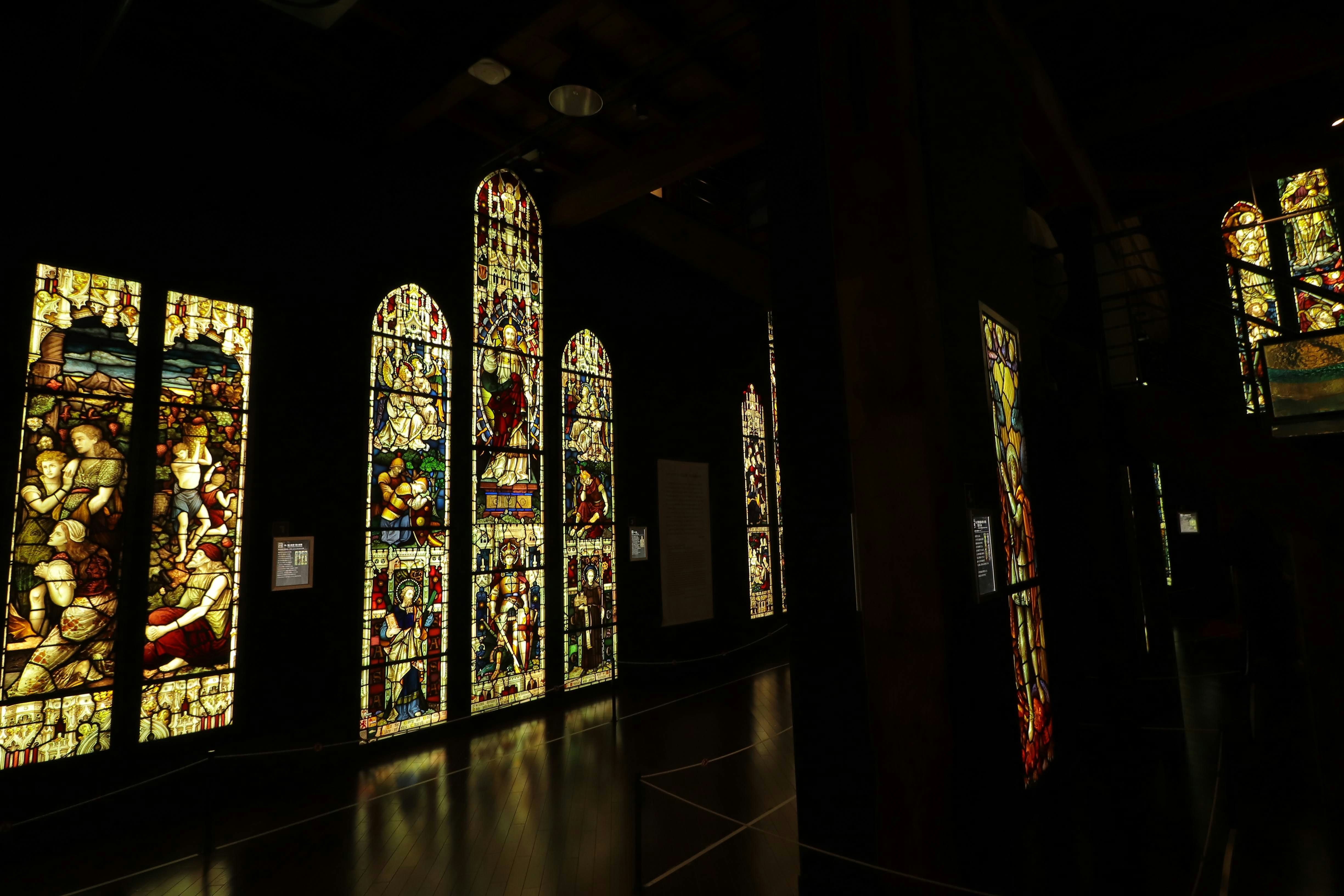 interior de iglesia con vitrales de colores en exhibición