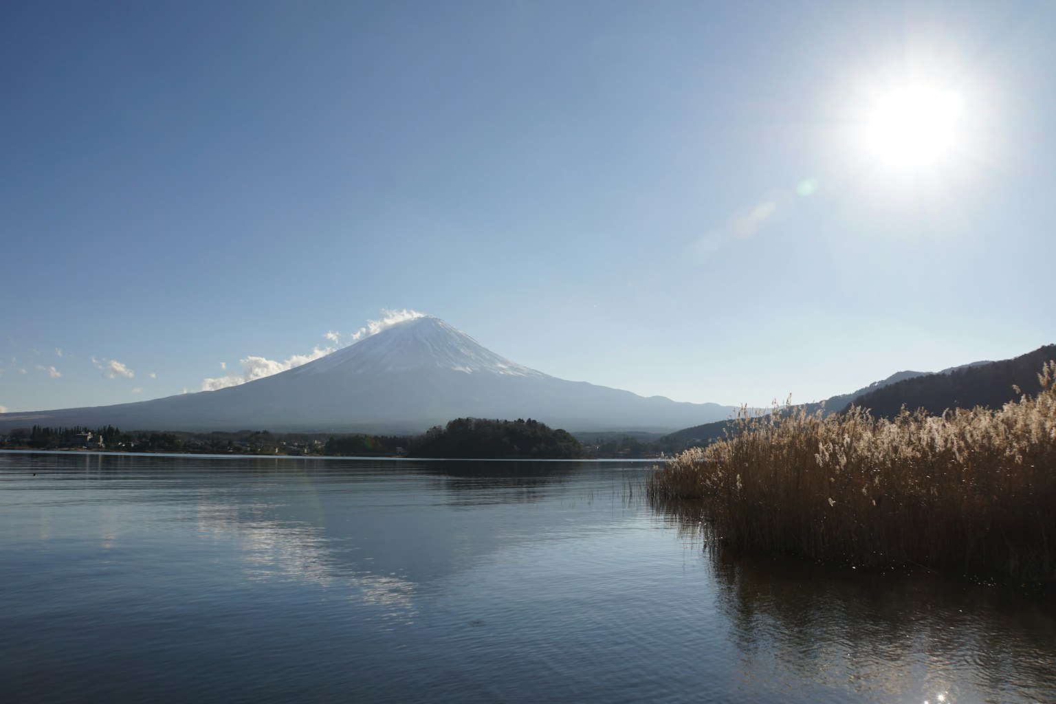 富士山和湖泊的美丽景色，阳光明媚