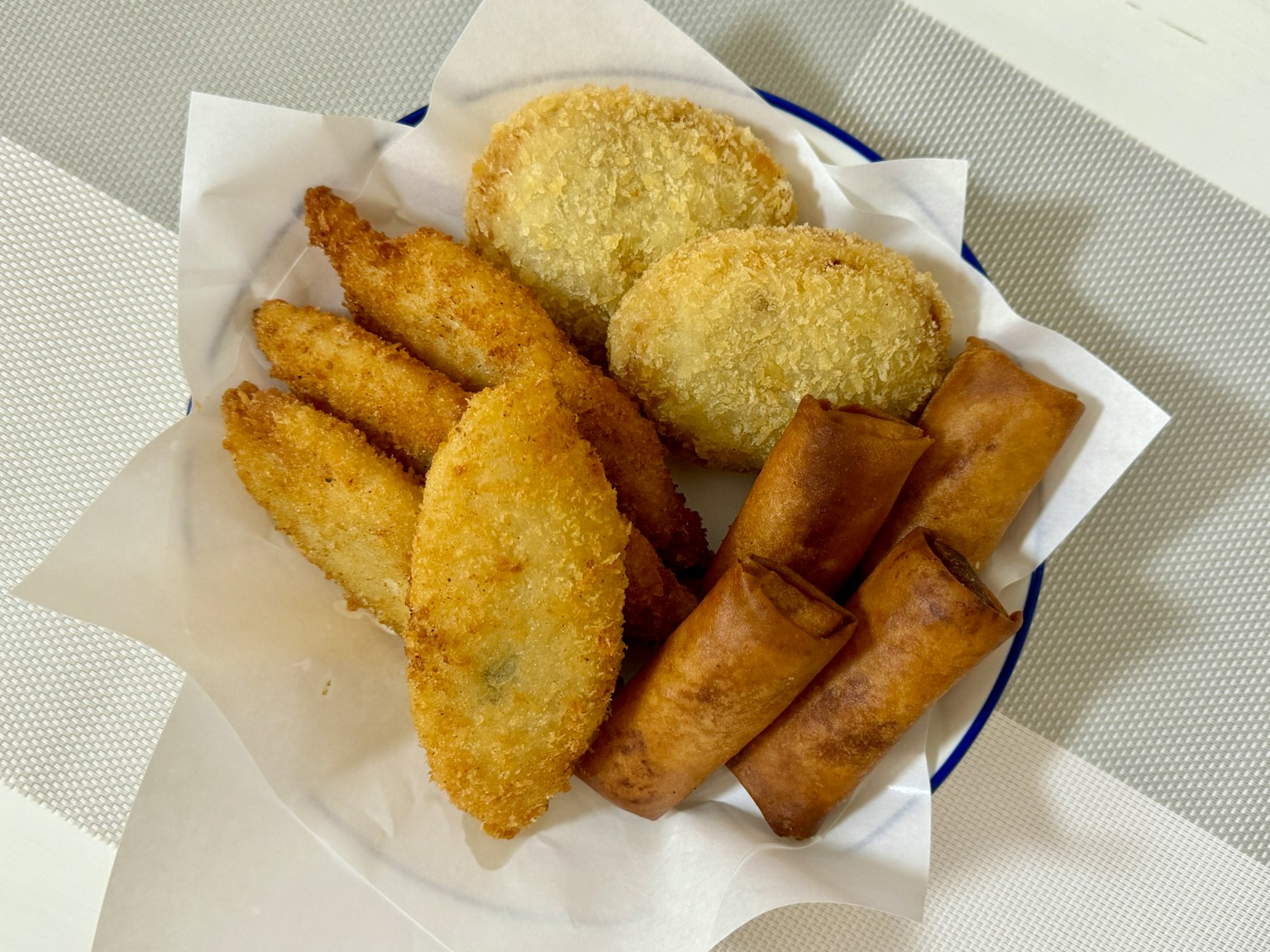 一盘混合炸食，包括可乐饼和春卷