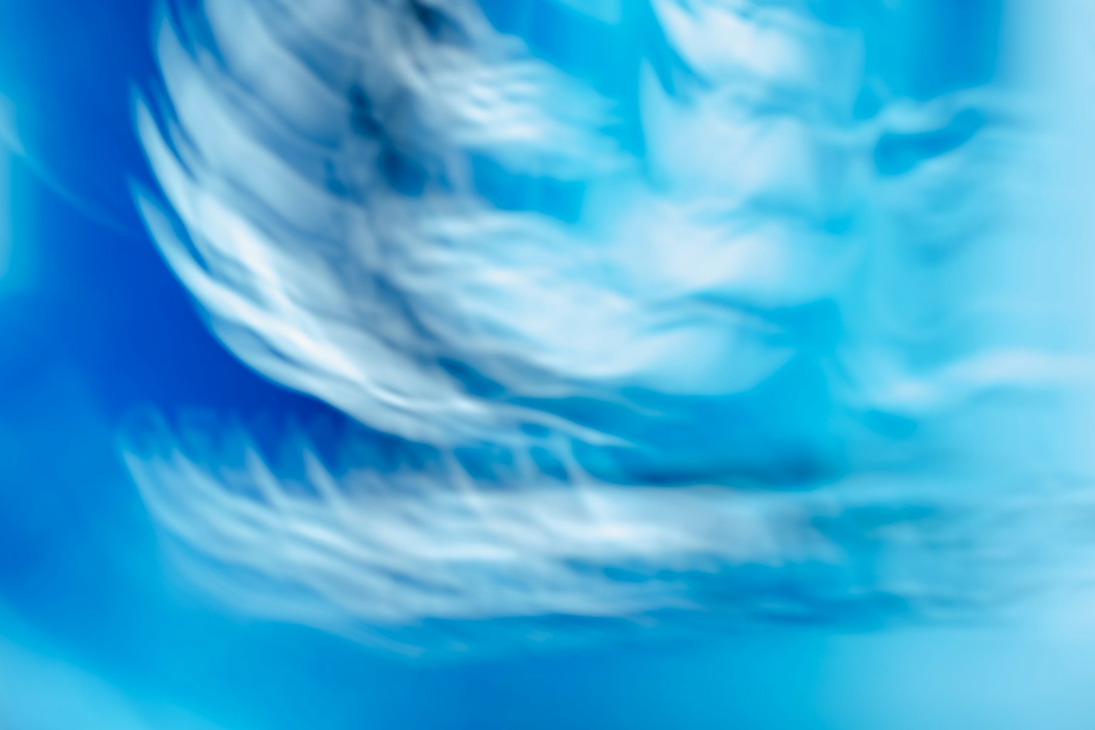 Representación abstracta de nubes fluyendo sobre un fondo azul