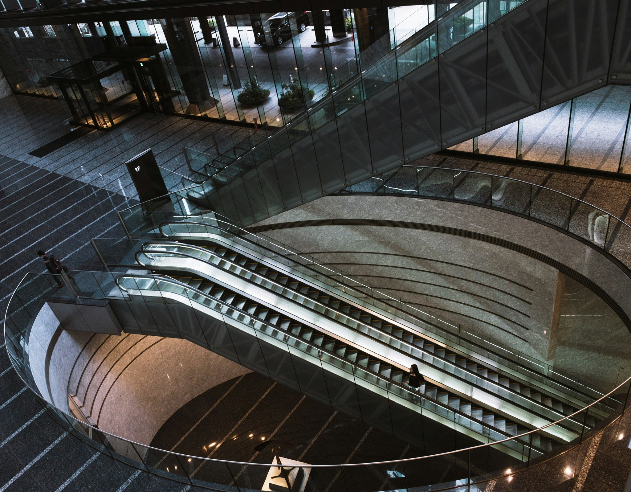 Blick auf eine Treppe und Geländer in einem futuristischen Innenatrium