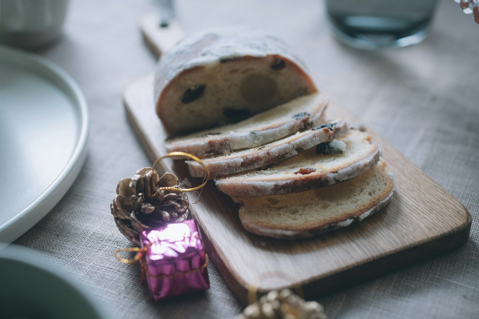 Stollen affettato su un tagliere di legno con elementi decorativi