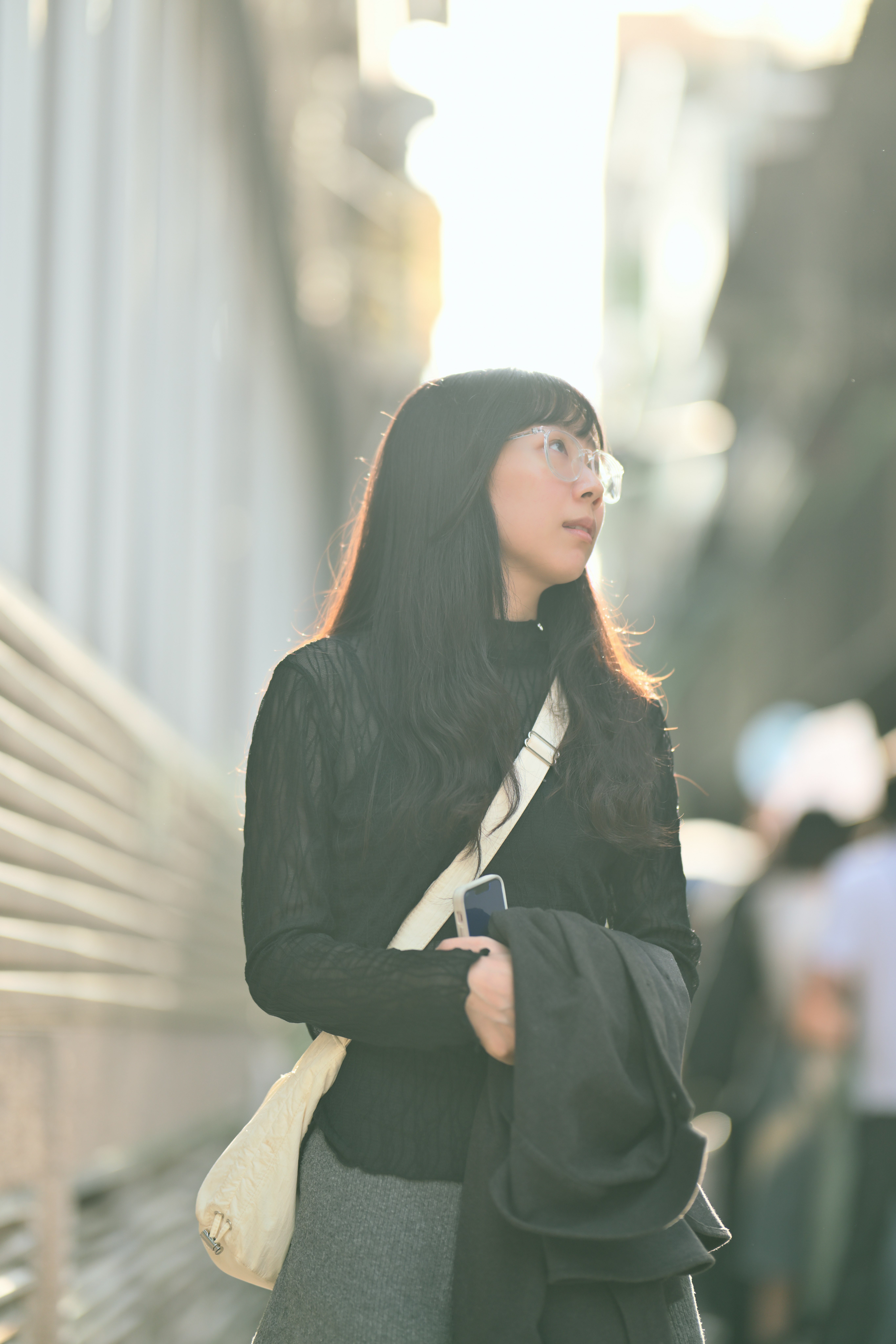 穿连帽外套的女性在街头行走的侧脸