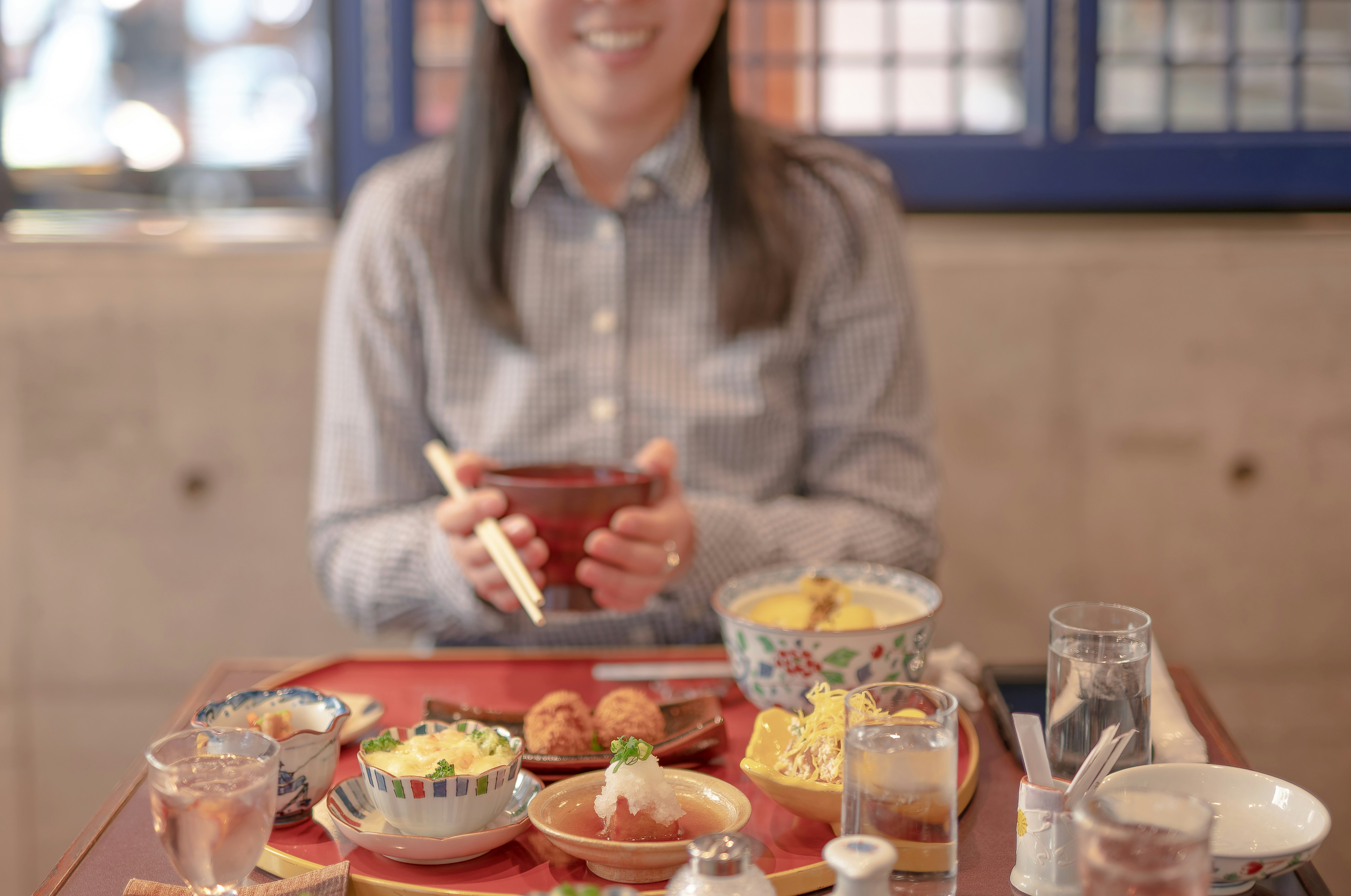 川越の食事処でおいも御膳を食べる女性