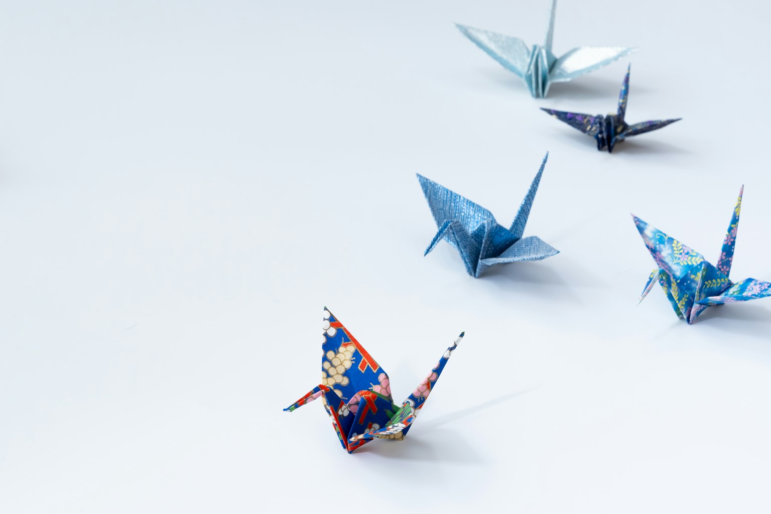 นกกระเรียน origami สีสันสดใสบนพื้นหลังสีขาว