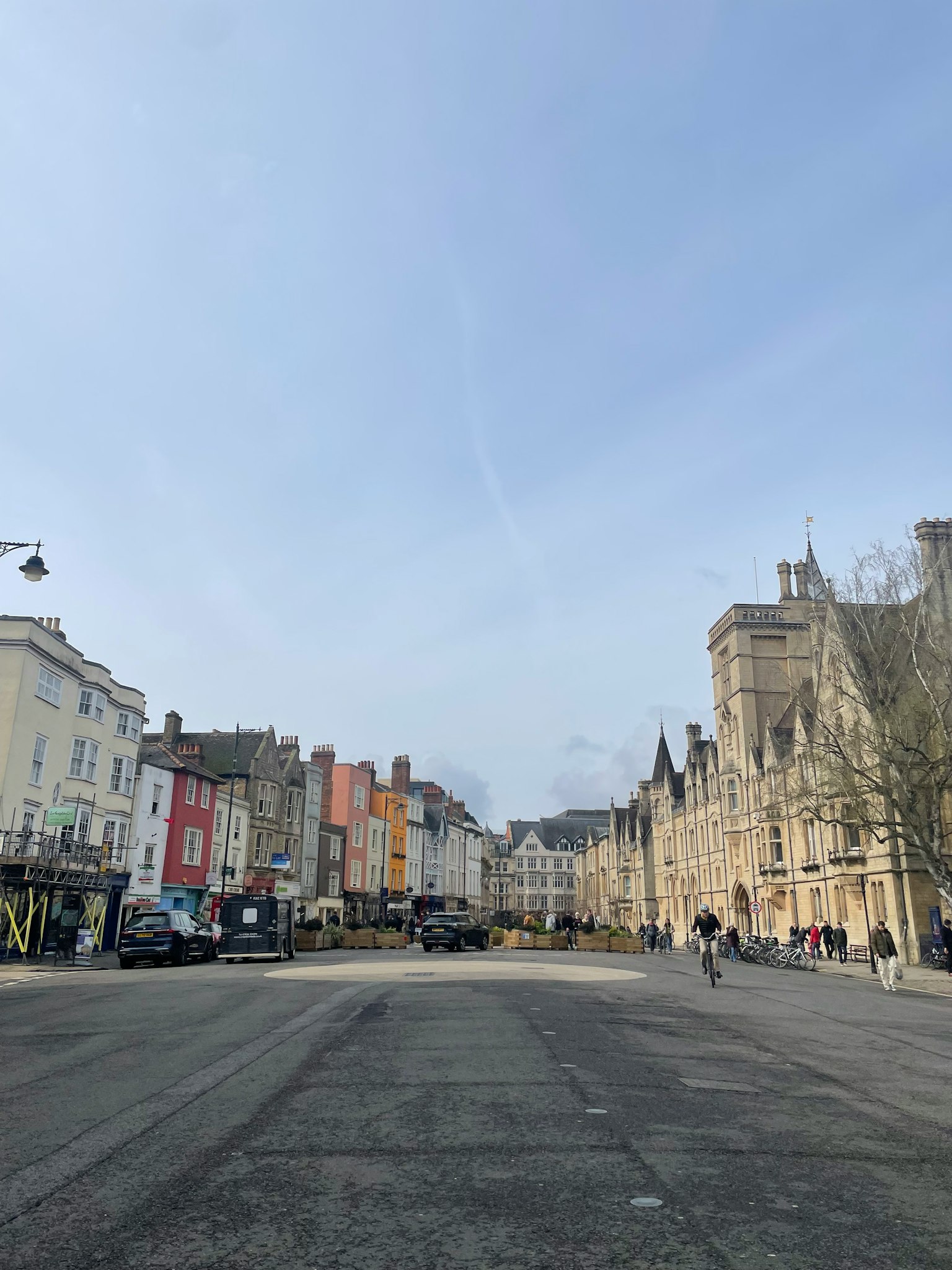Bâtiments colorés bordant une rue sous un ciel bleu