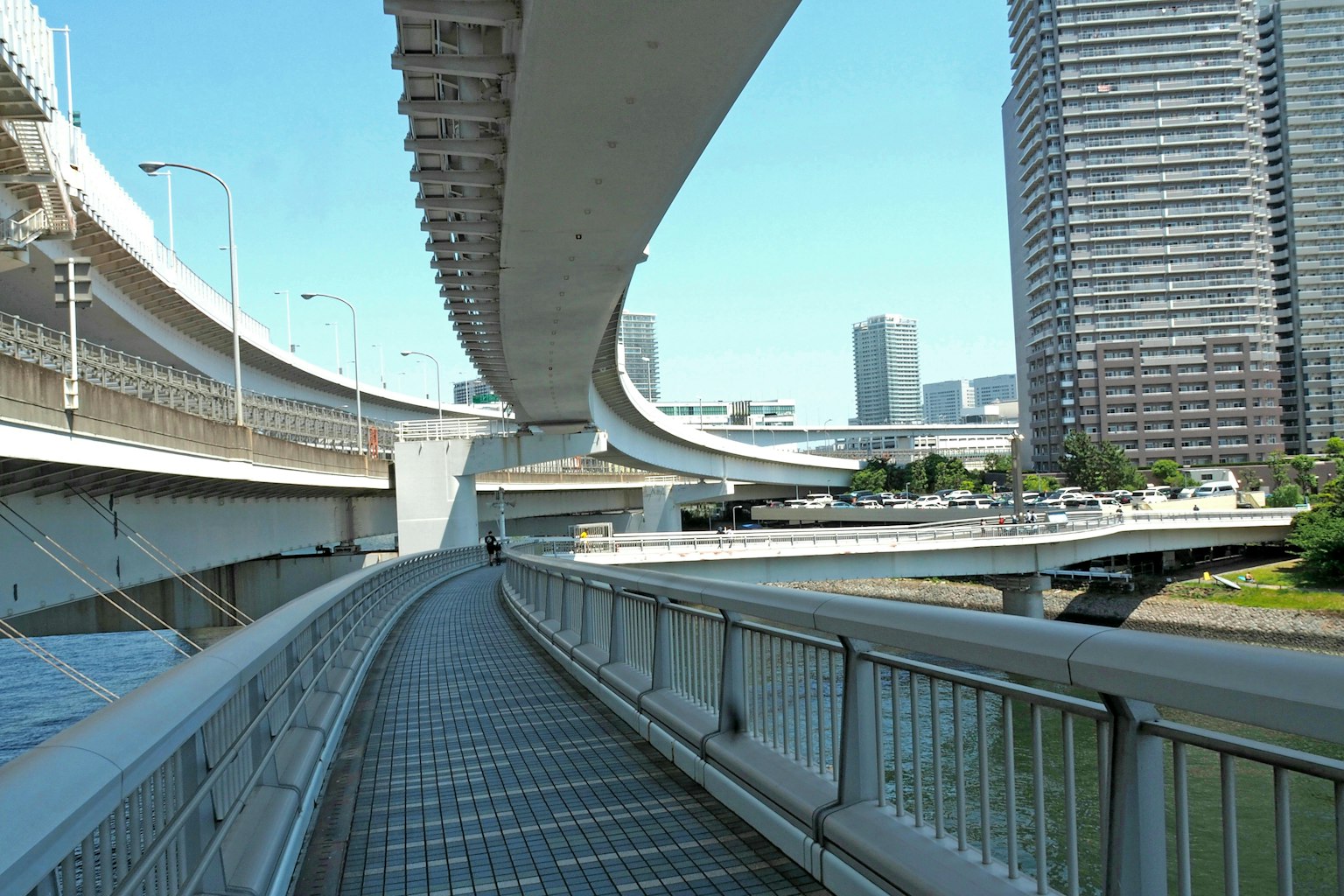 Städtische Landschaft mit erhöhten Autobahnen und modernen Gebäuden