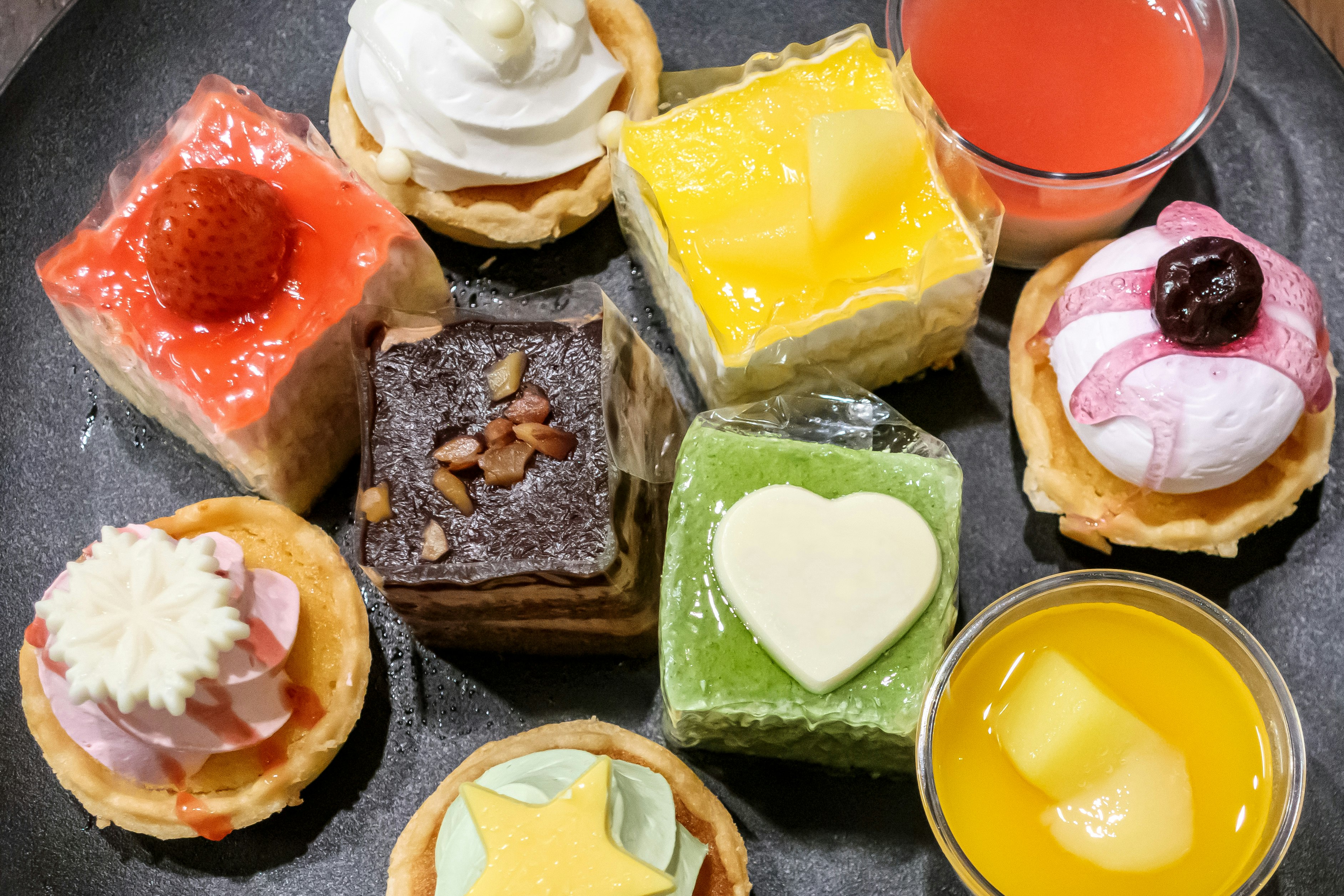 ケーキのバイキング盛り合わせ