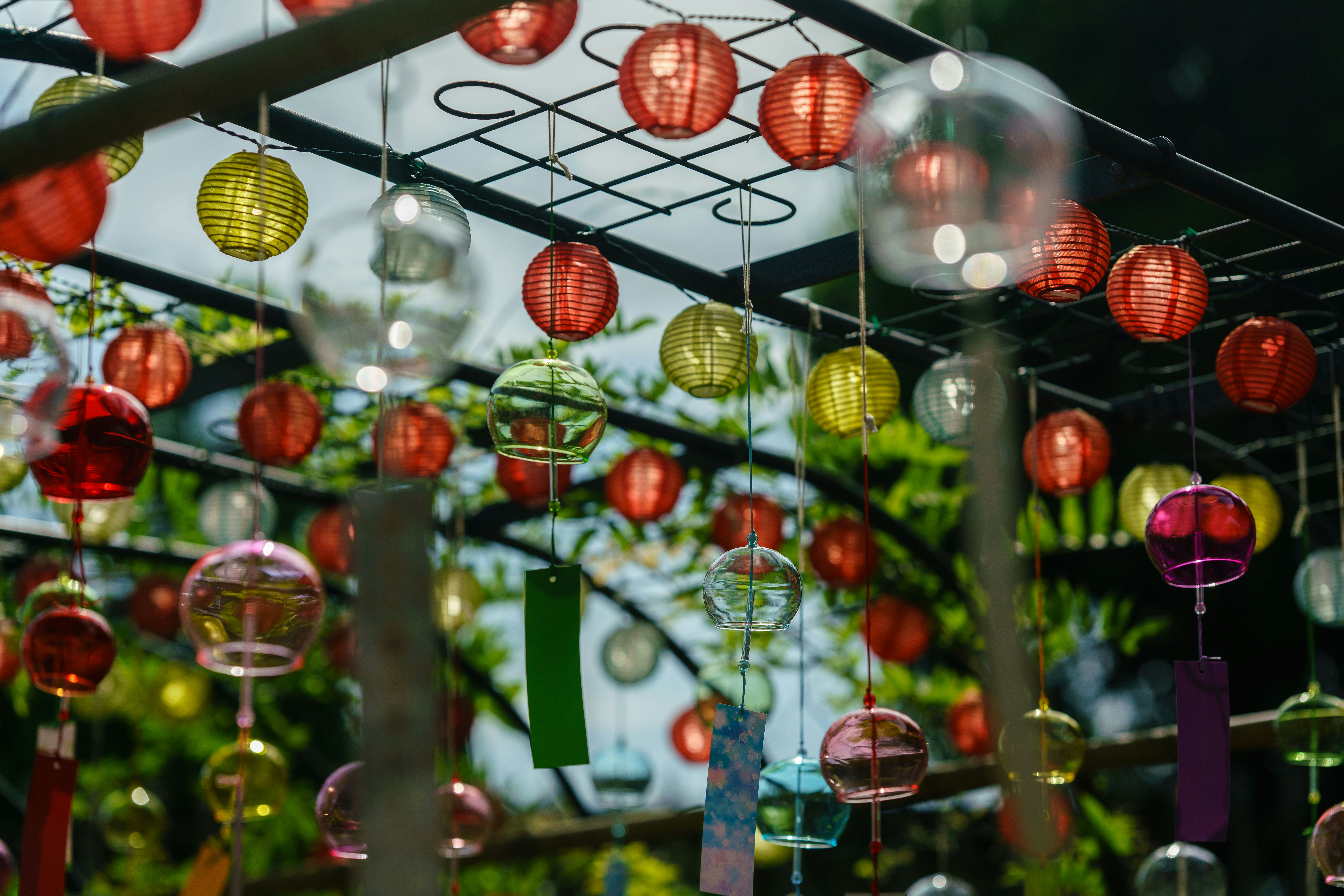 Décorations de lanternes colorées à l’intérieur