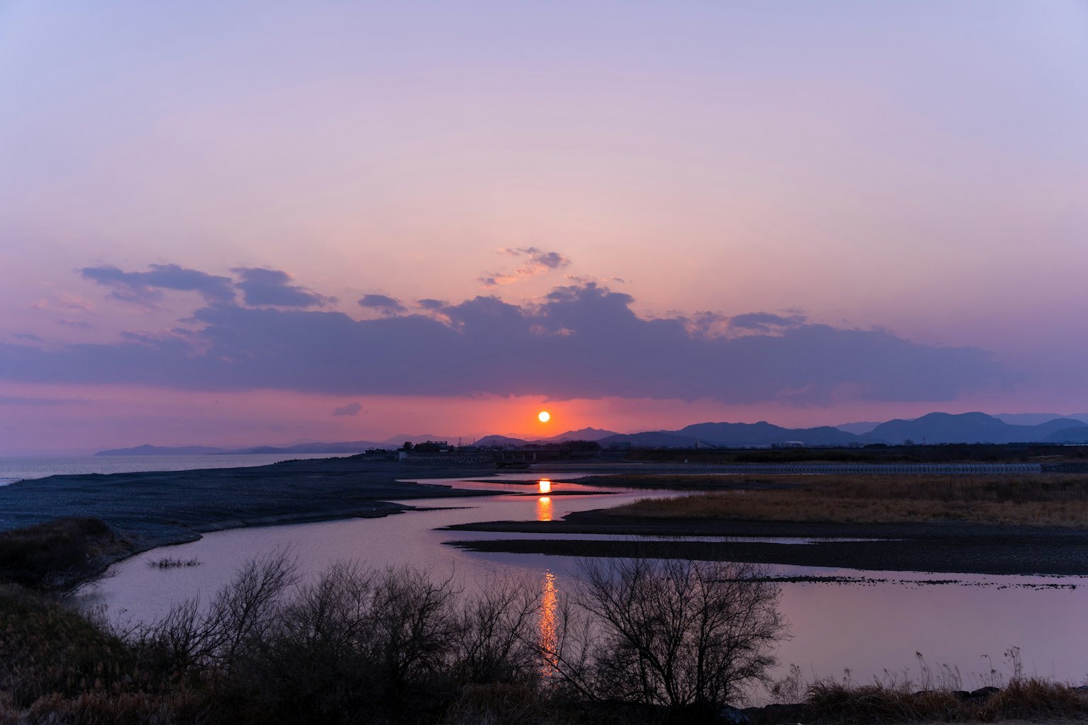 海上日落的美丽风景与宁静的河流倒影