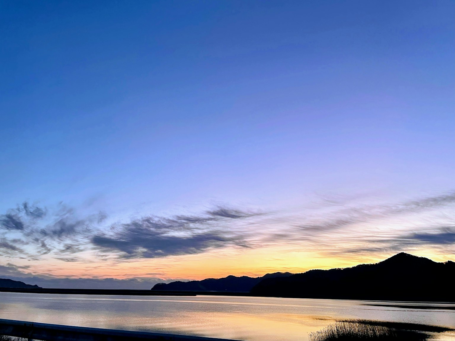 Ruhige Seesicht mit Sonnenuntergangshimmel