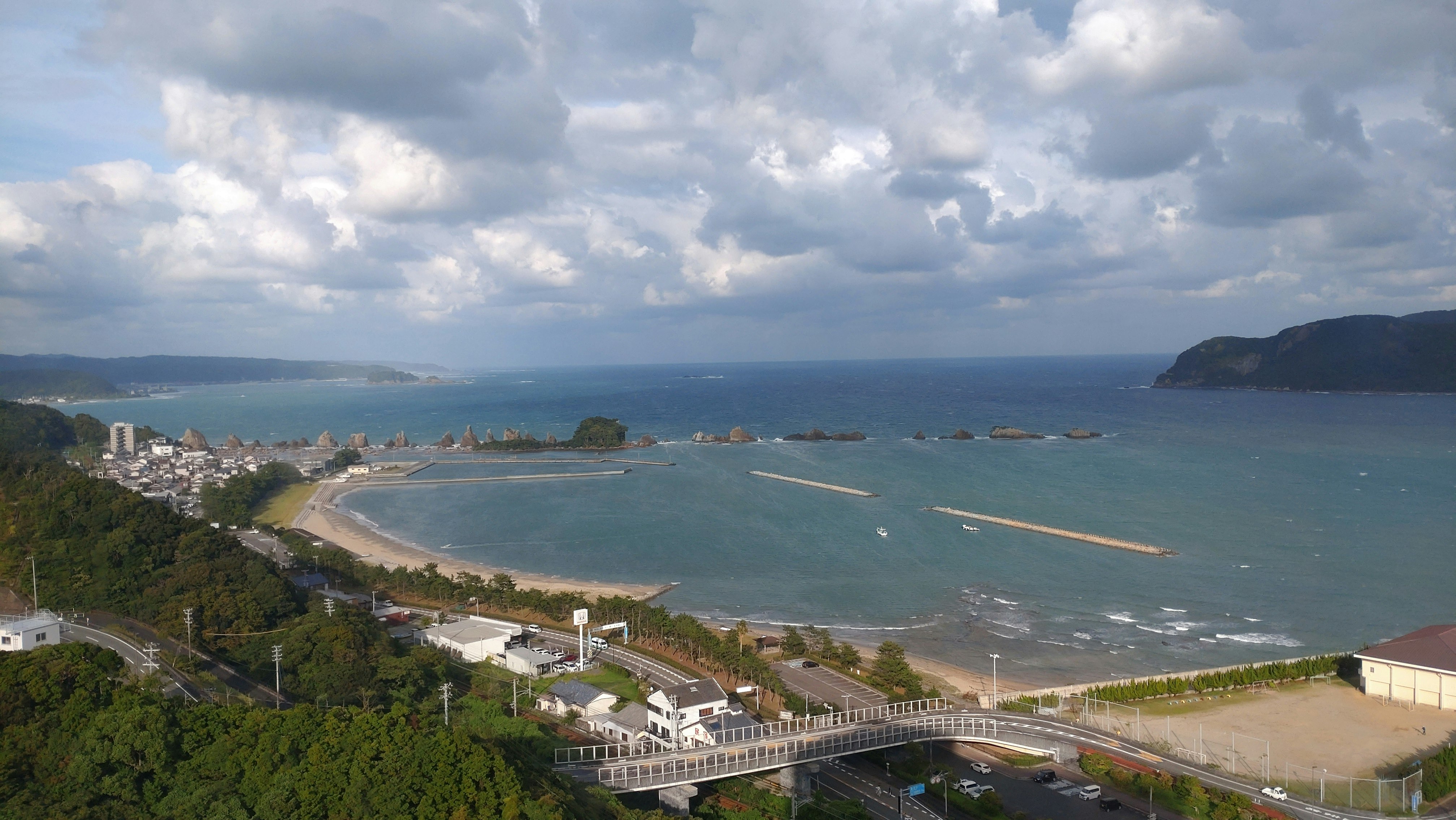 橋杭岩の海岸線と展望台から見下ろす港の景色