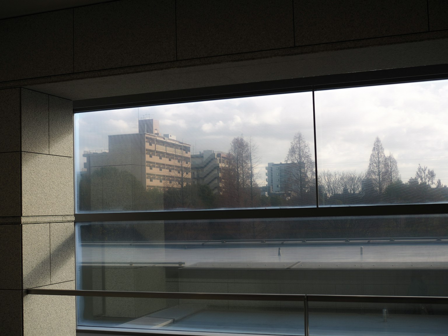 Vista de la ciudad a través de una ventana con siluetas de edificios