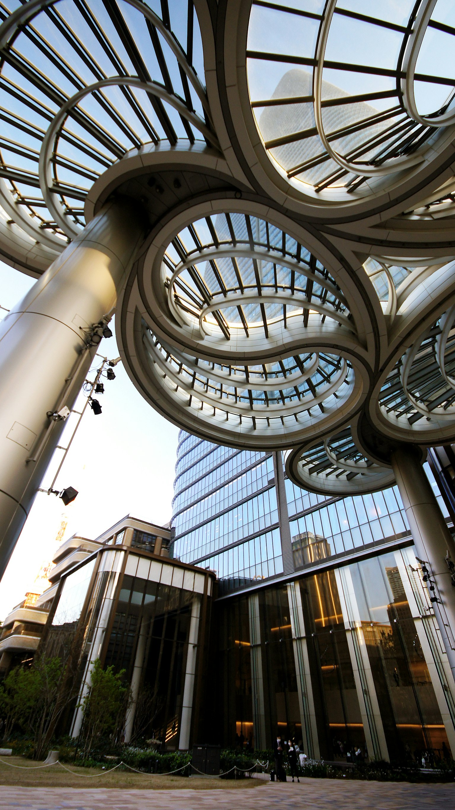 Design architettonico futuristico di un edificio per uffici con strutture in vetro e metallo