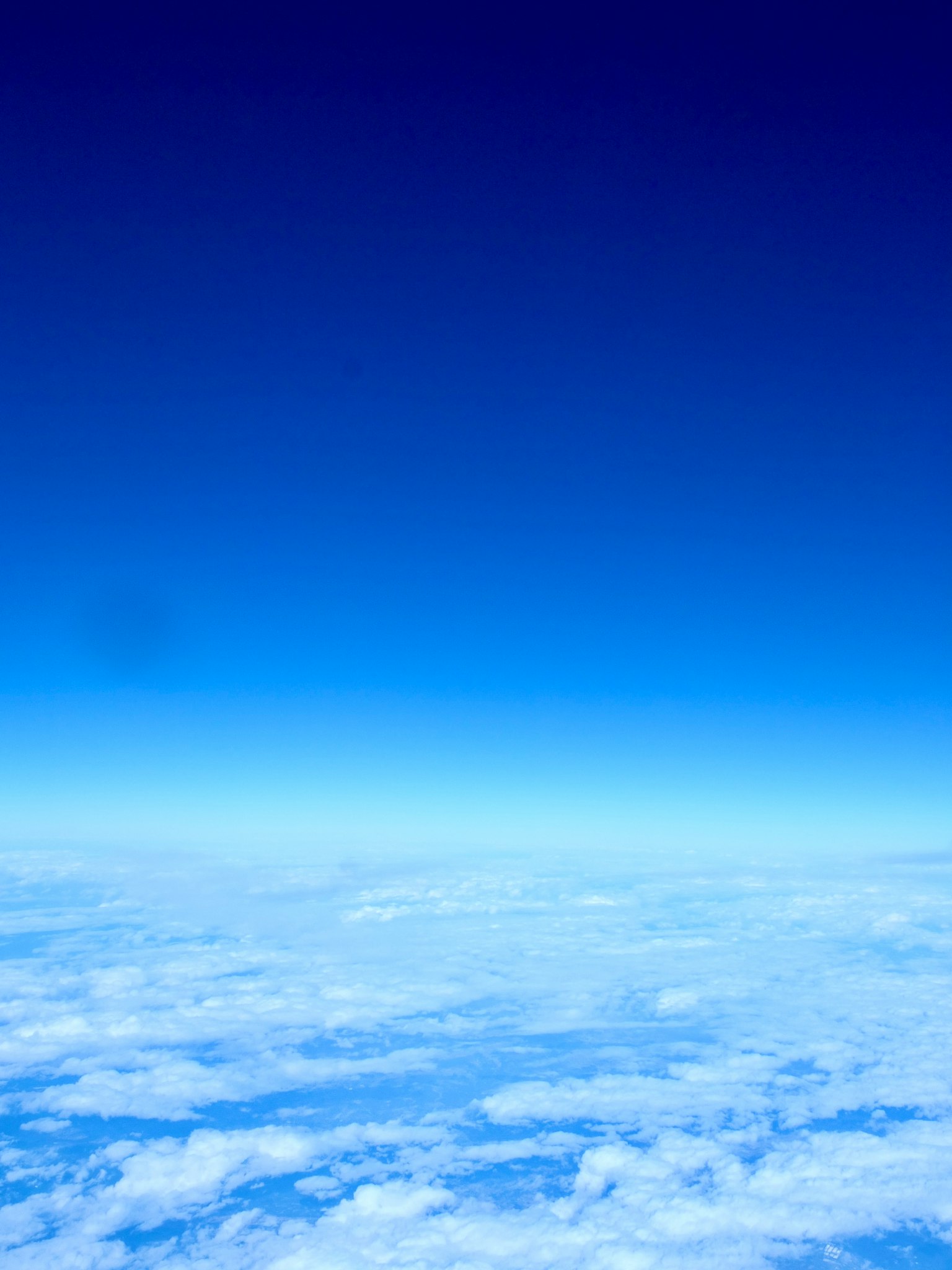 Weitläufiger blauer Himmel mit flauschigen weißen Wolken