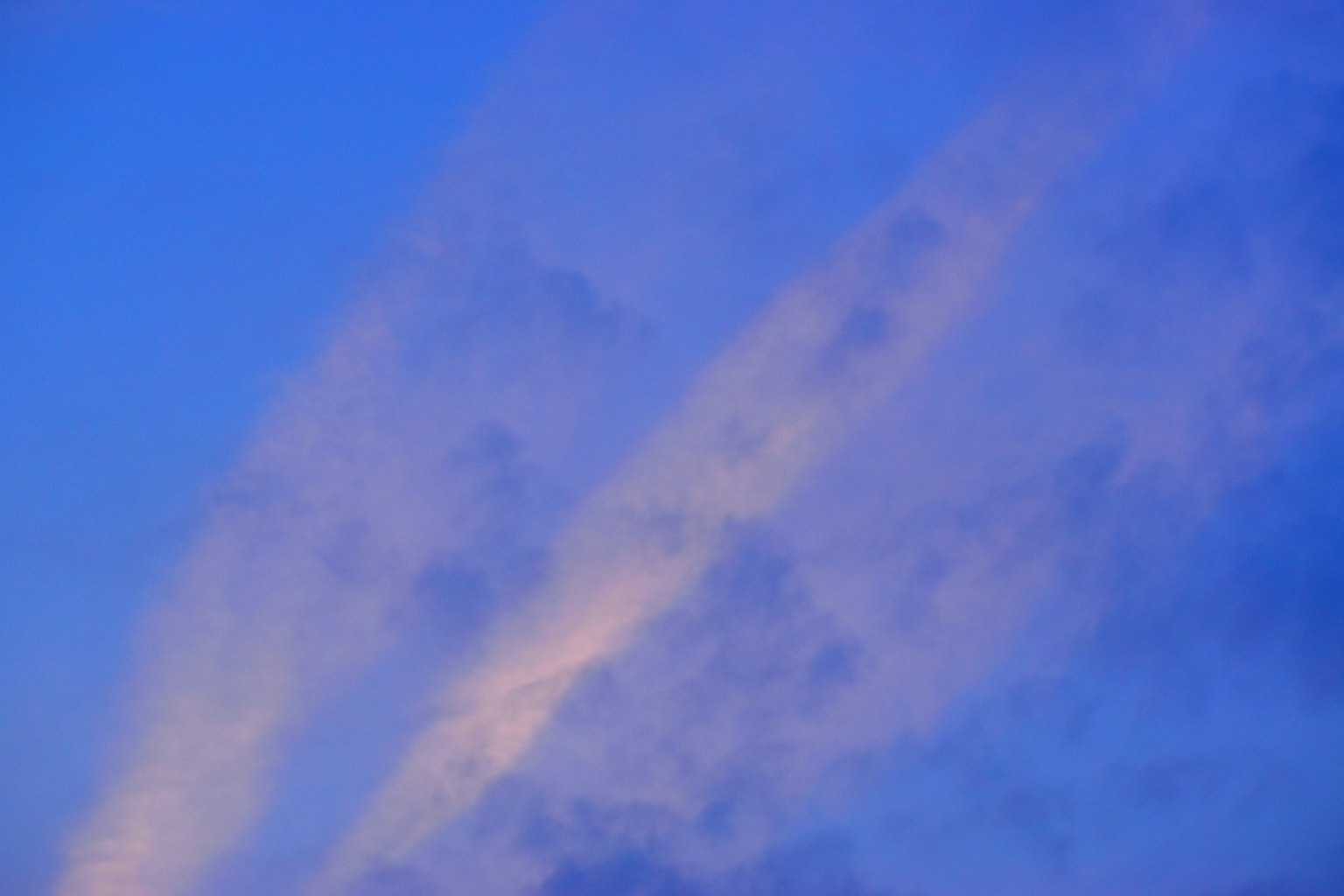 Suaves patrones de nubes que se extienden en un cielo azul