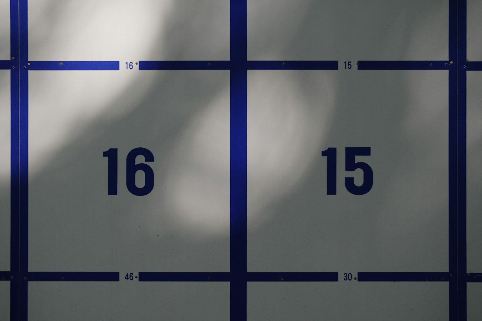 Numeri 15 e 16 mostrati su un muro diviso da linee blu