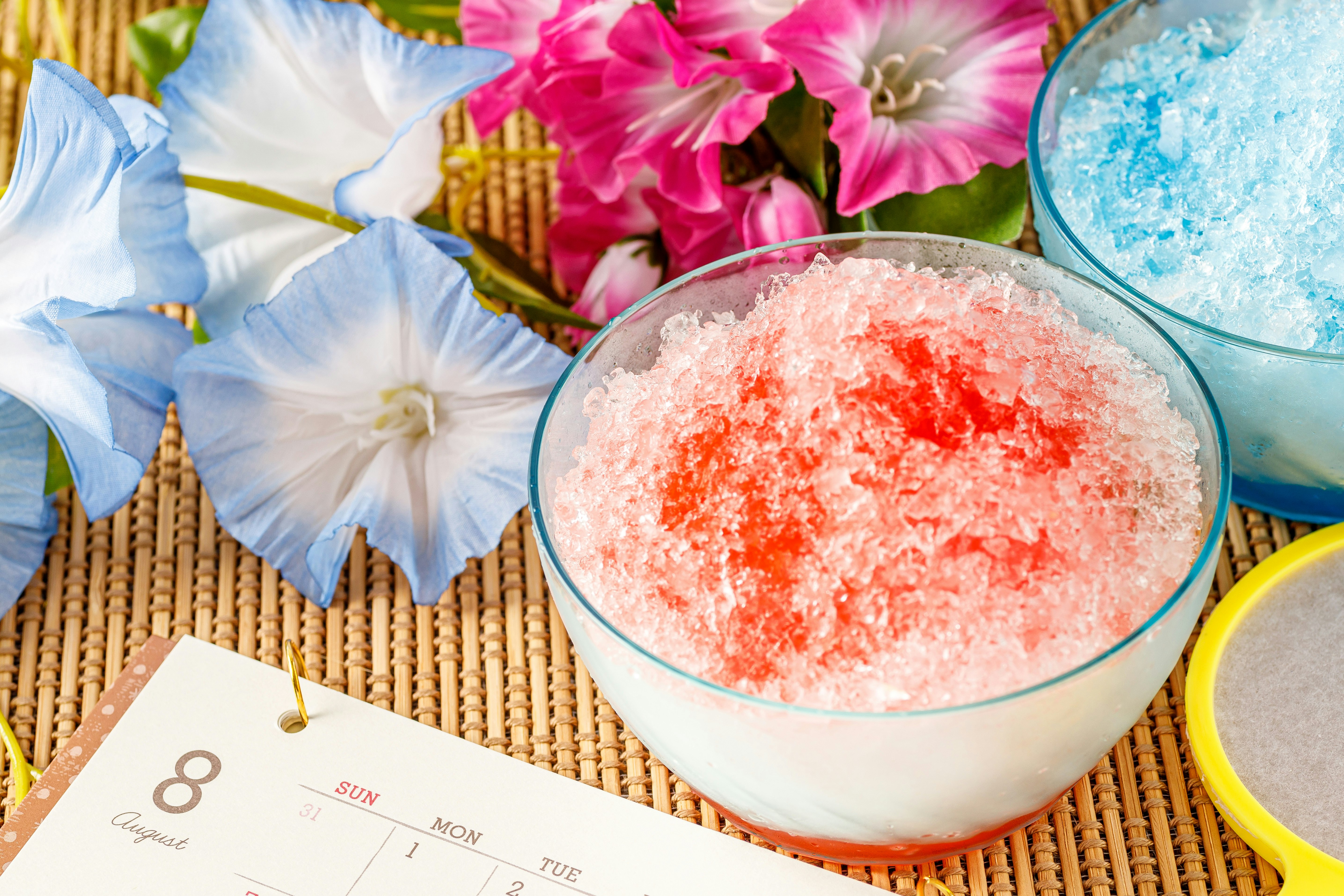 夏のかき氷と朝顔の花が並ぶテーブルの画像