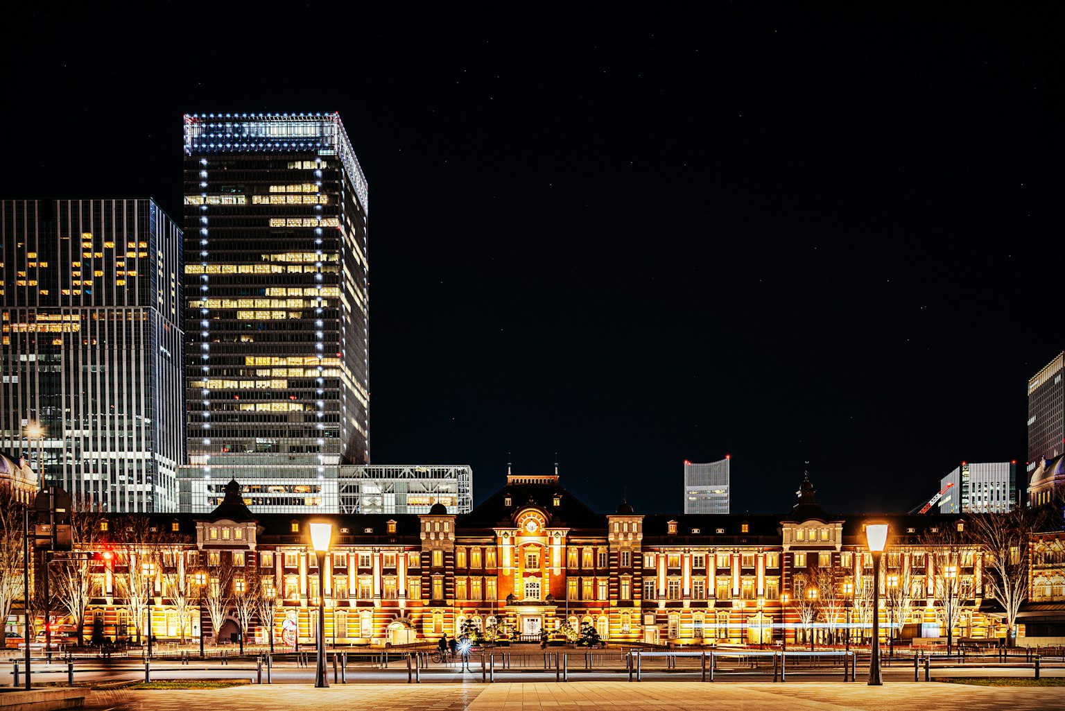 Hermosa vista nocturna de la estación de Tokio con rascacielos modernos