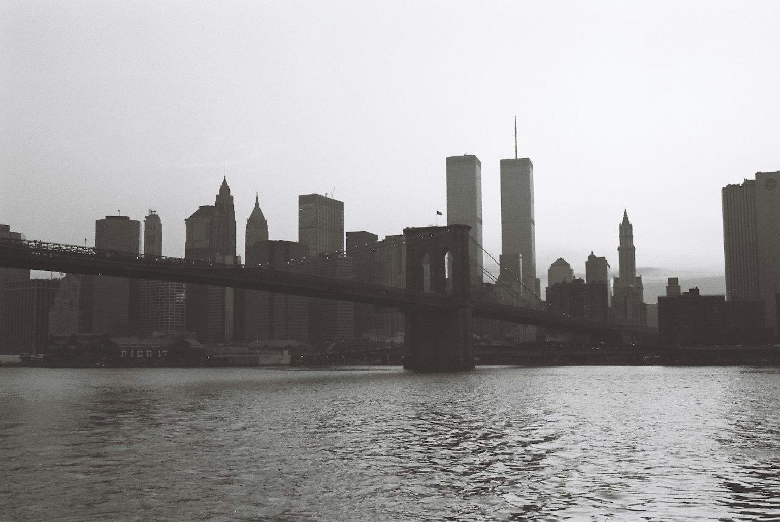 Schwarzweißfoto der Brooklyn Bridge mit der Skyline von Manhattan