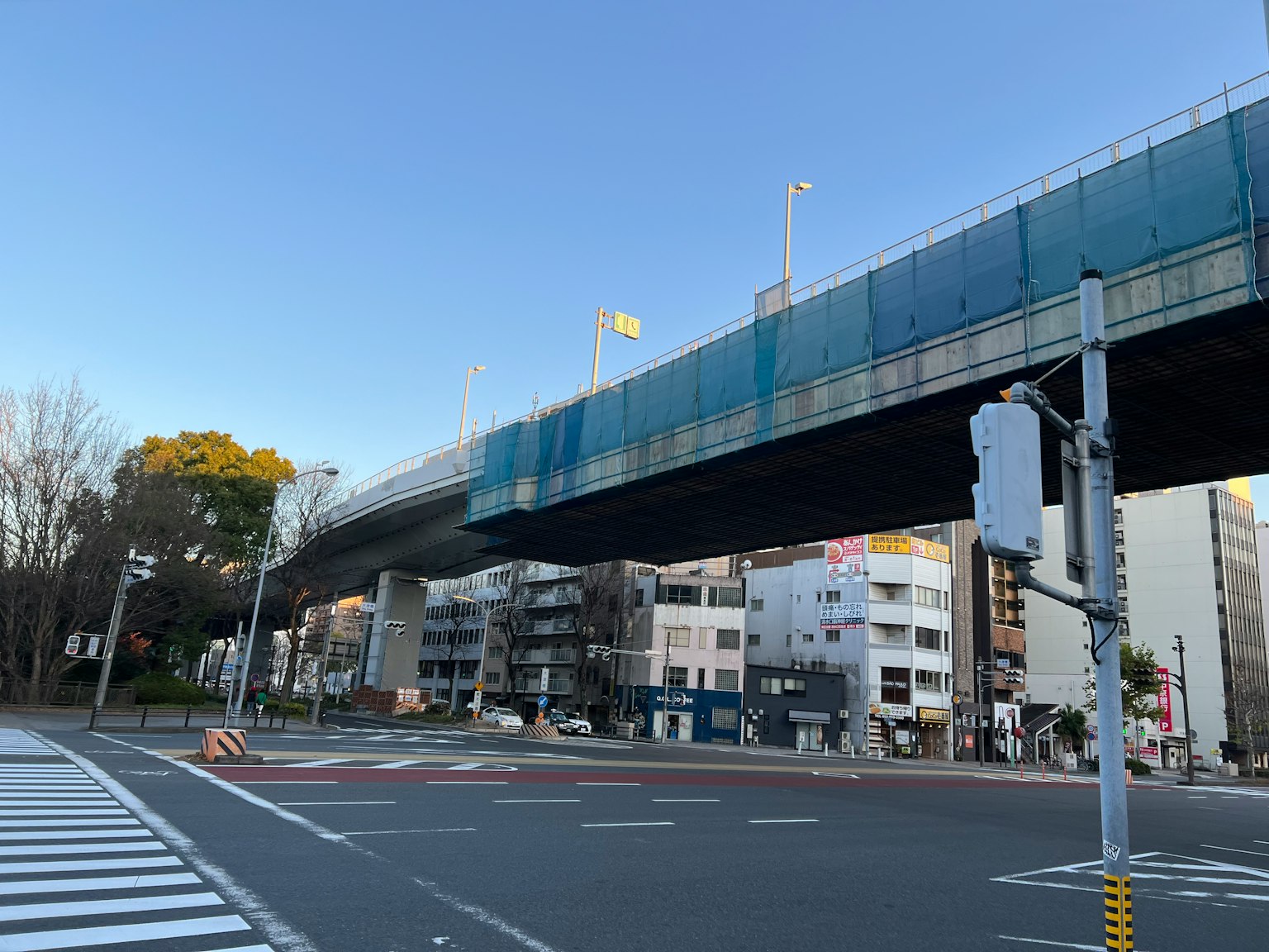 Paso elevado bajo un cielo azul con edificios circundantes