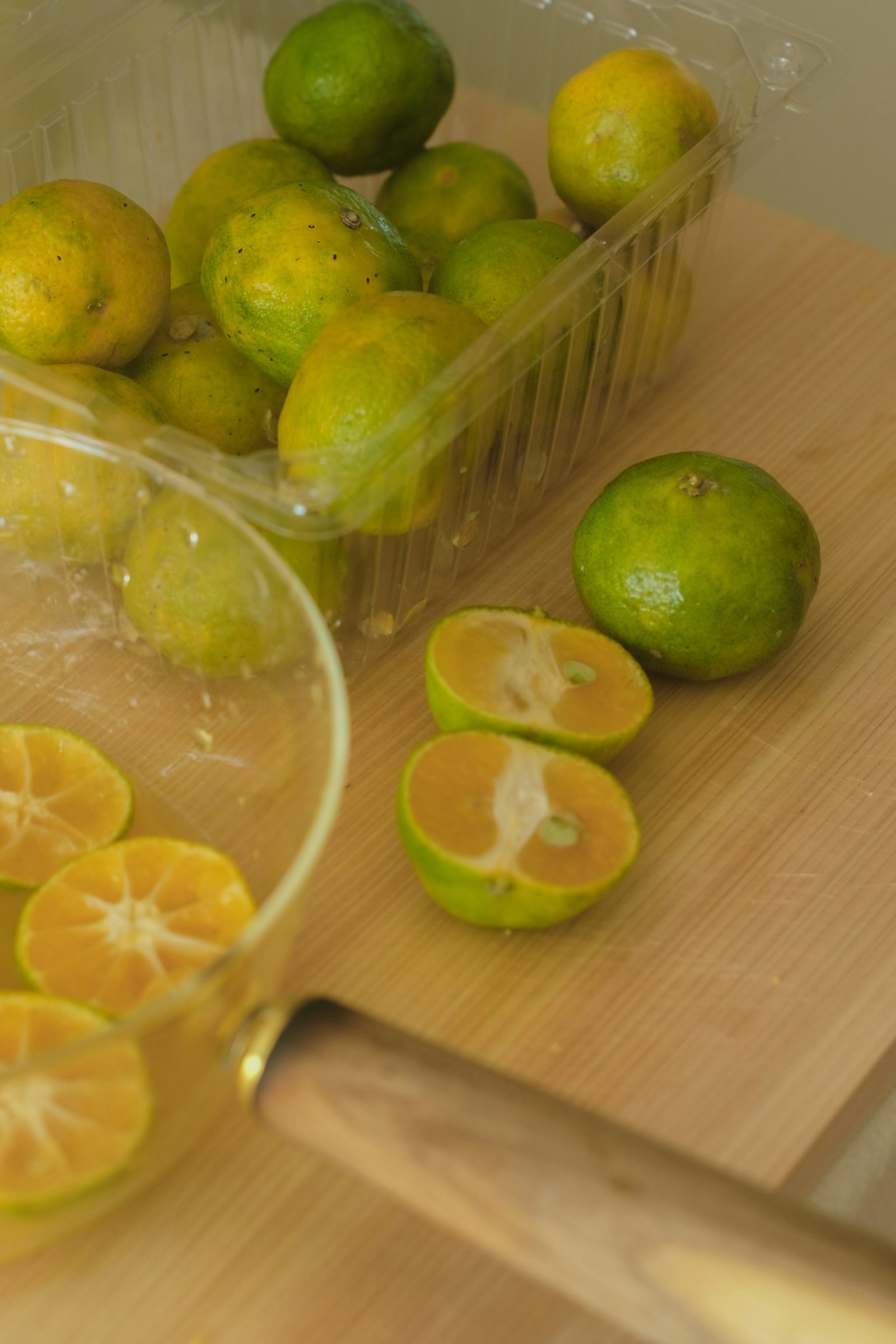 カットされたライムとその周りにある新鮮なライムの山