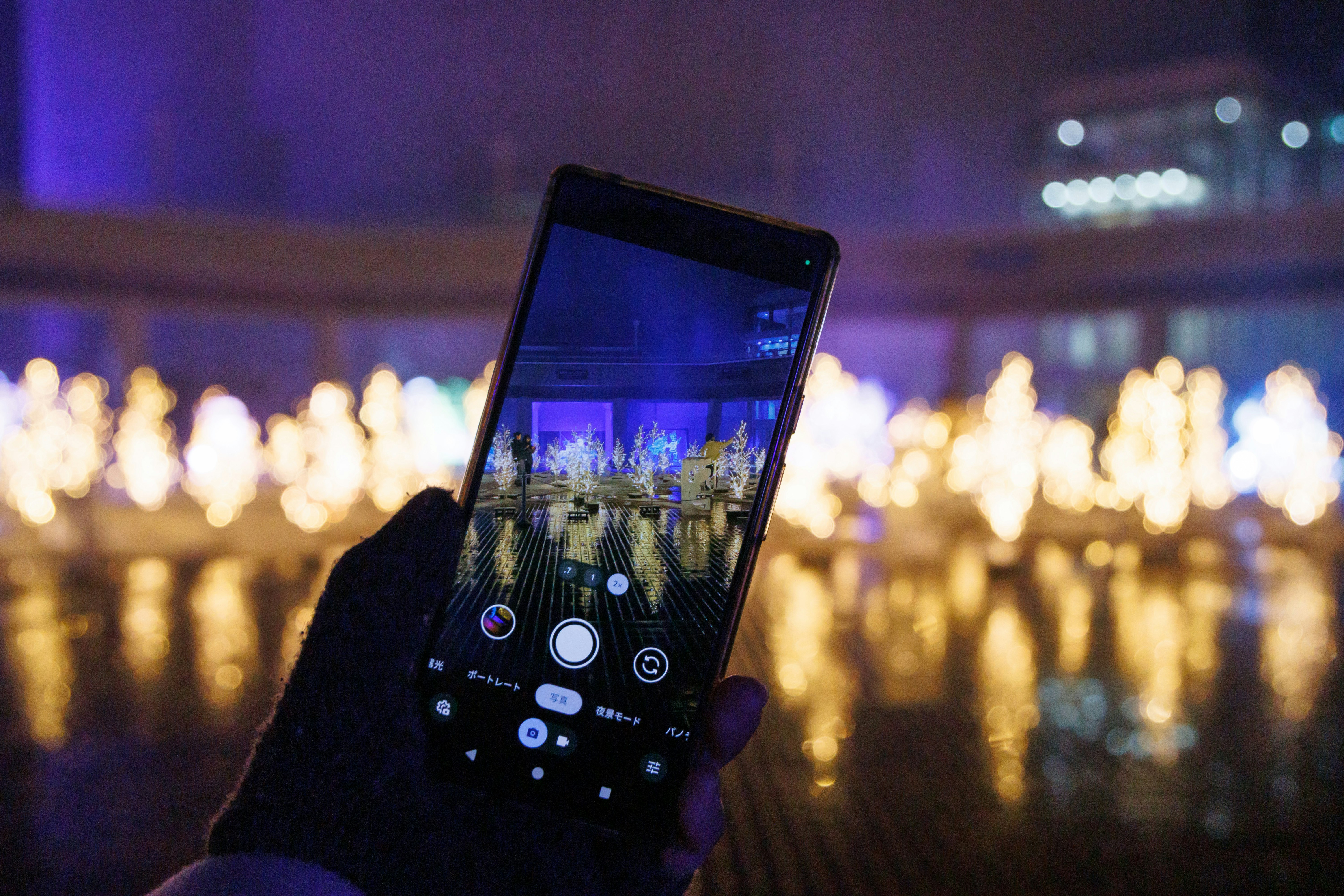 夜景をスマホで撮影する手元の画面