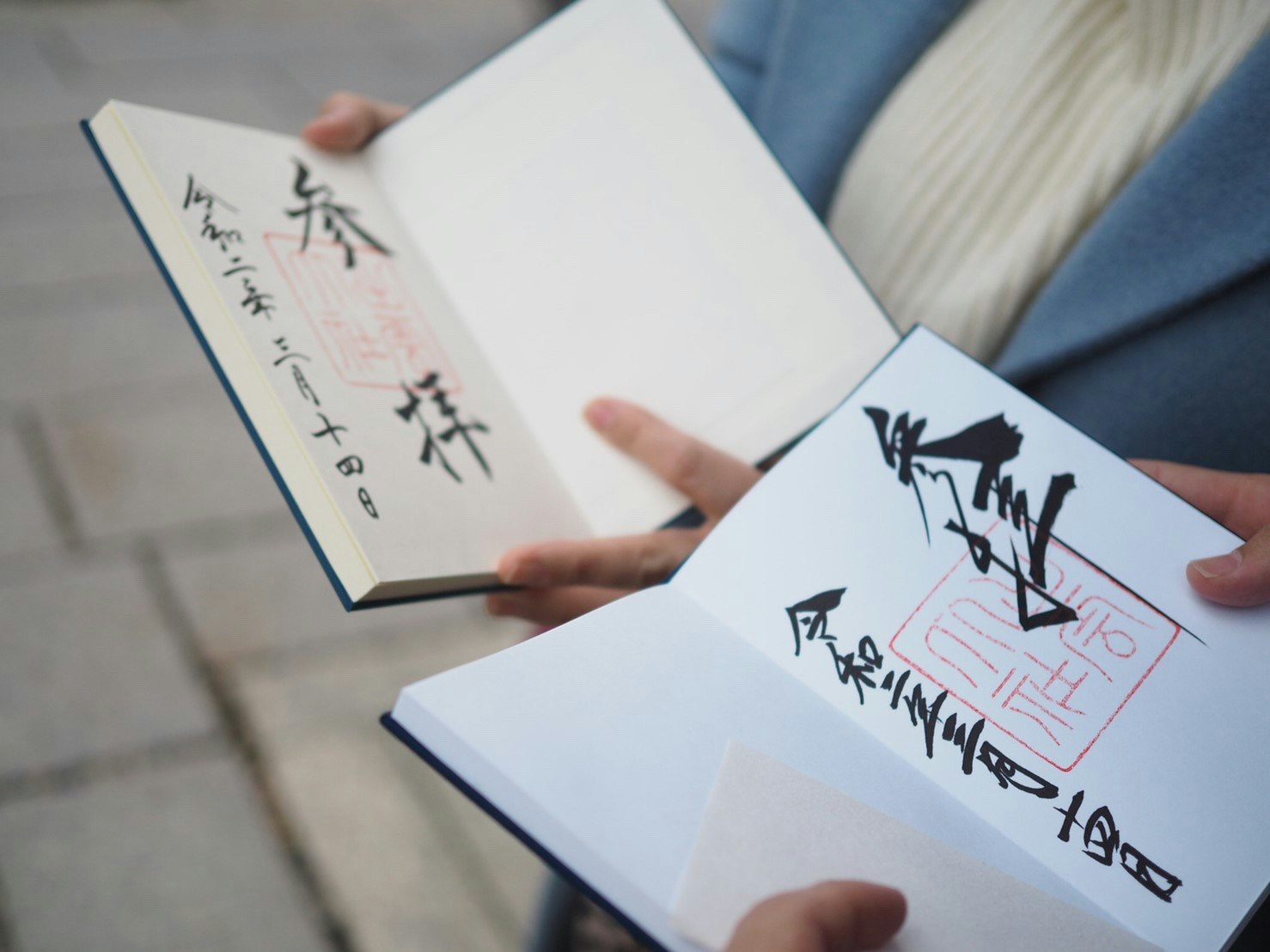 手紙のような和風の書状を持つ手元