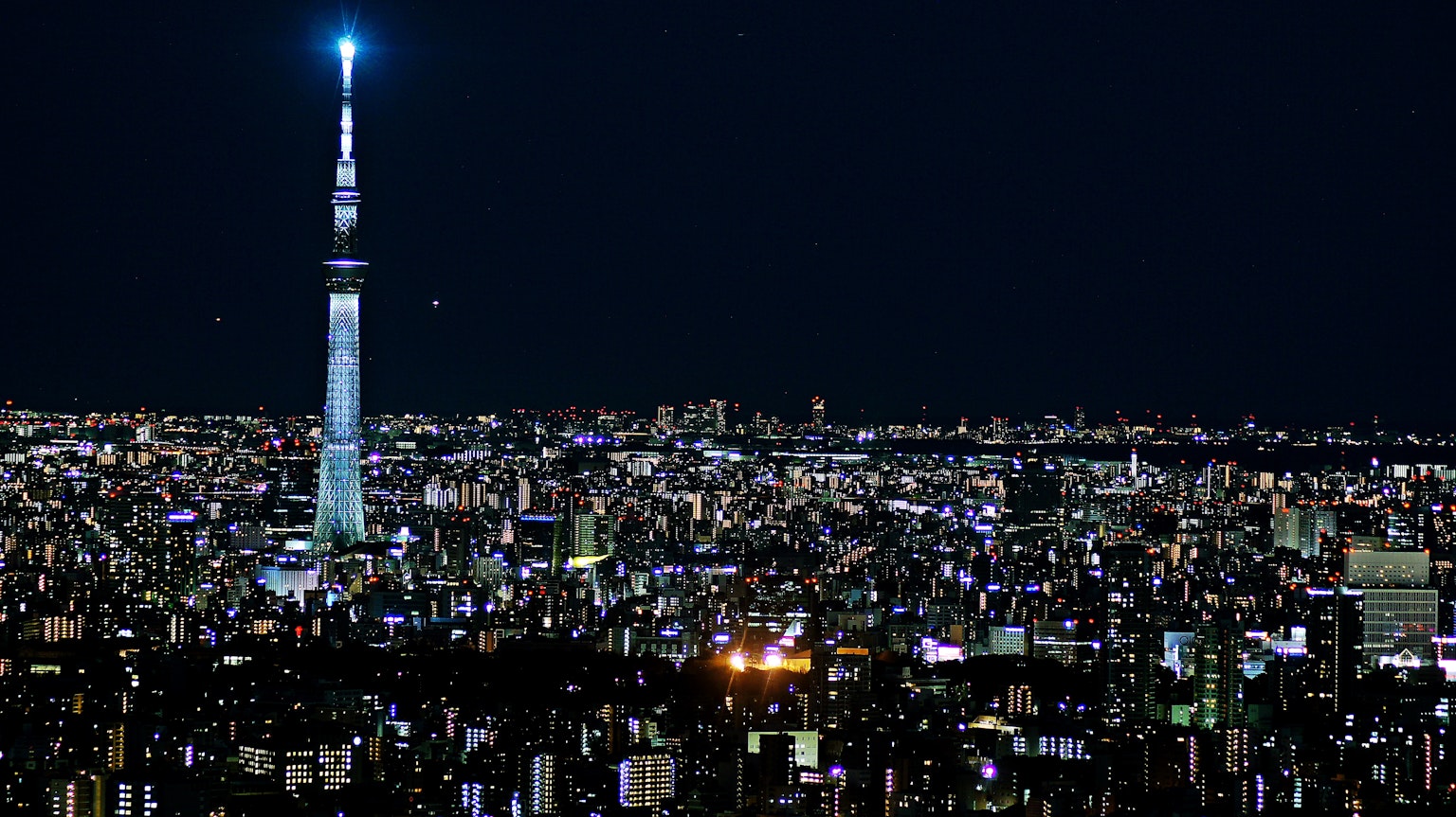 东京晴空塔夜间灯光与城市景观