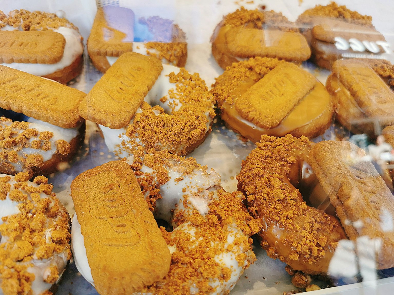 Món donut hương vị bánh quy được phủ kem và vụn