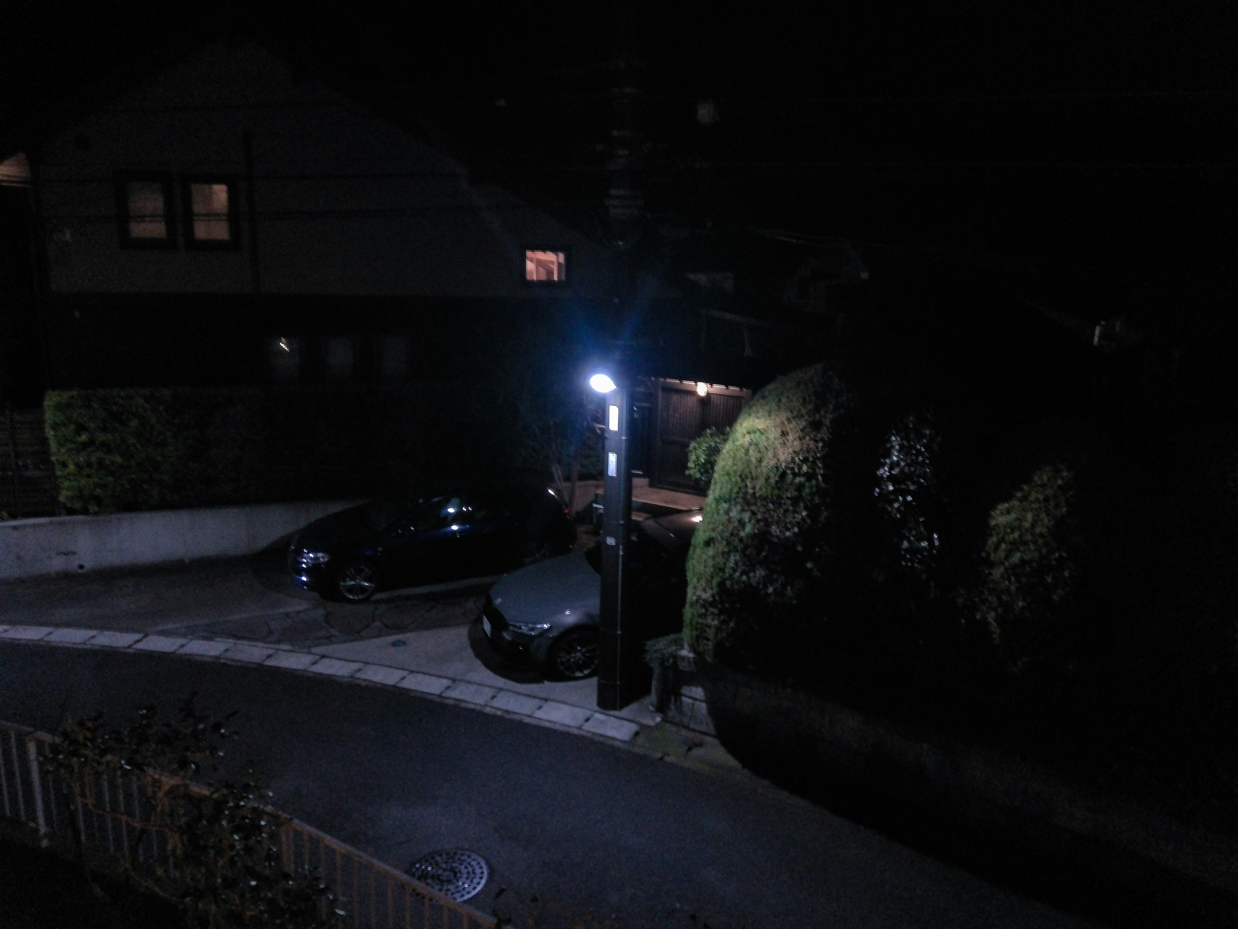 夜の住宅街の街灯と路地の曲がり角