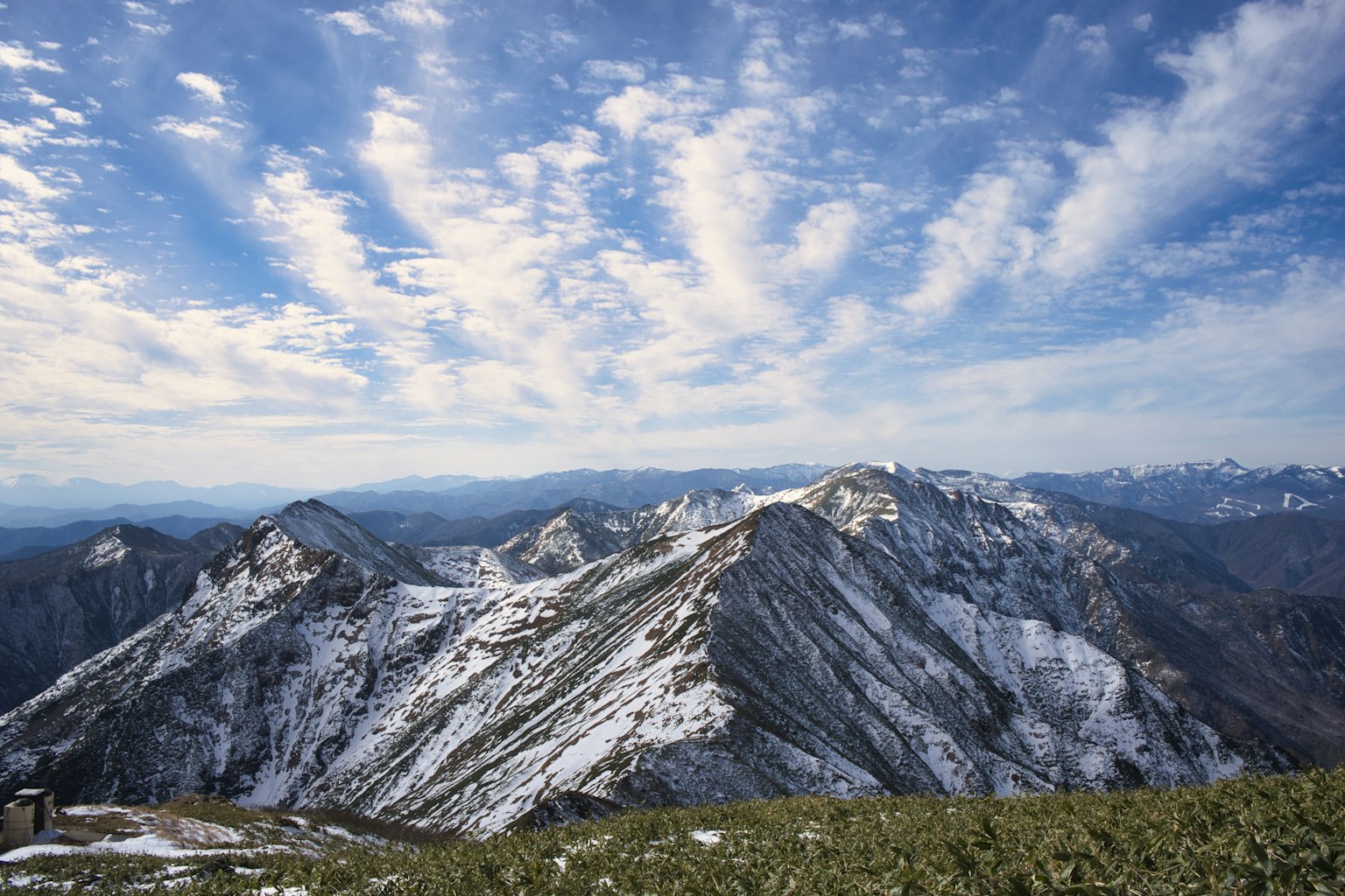 푸른 하늘과 얇은 구름 아래의 눈 덮인 산들