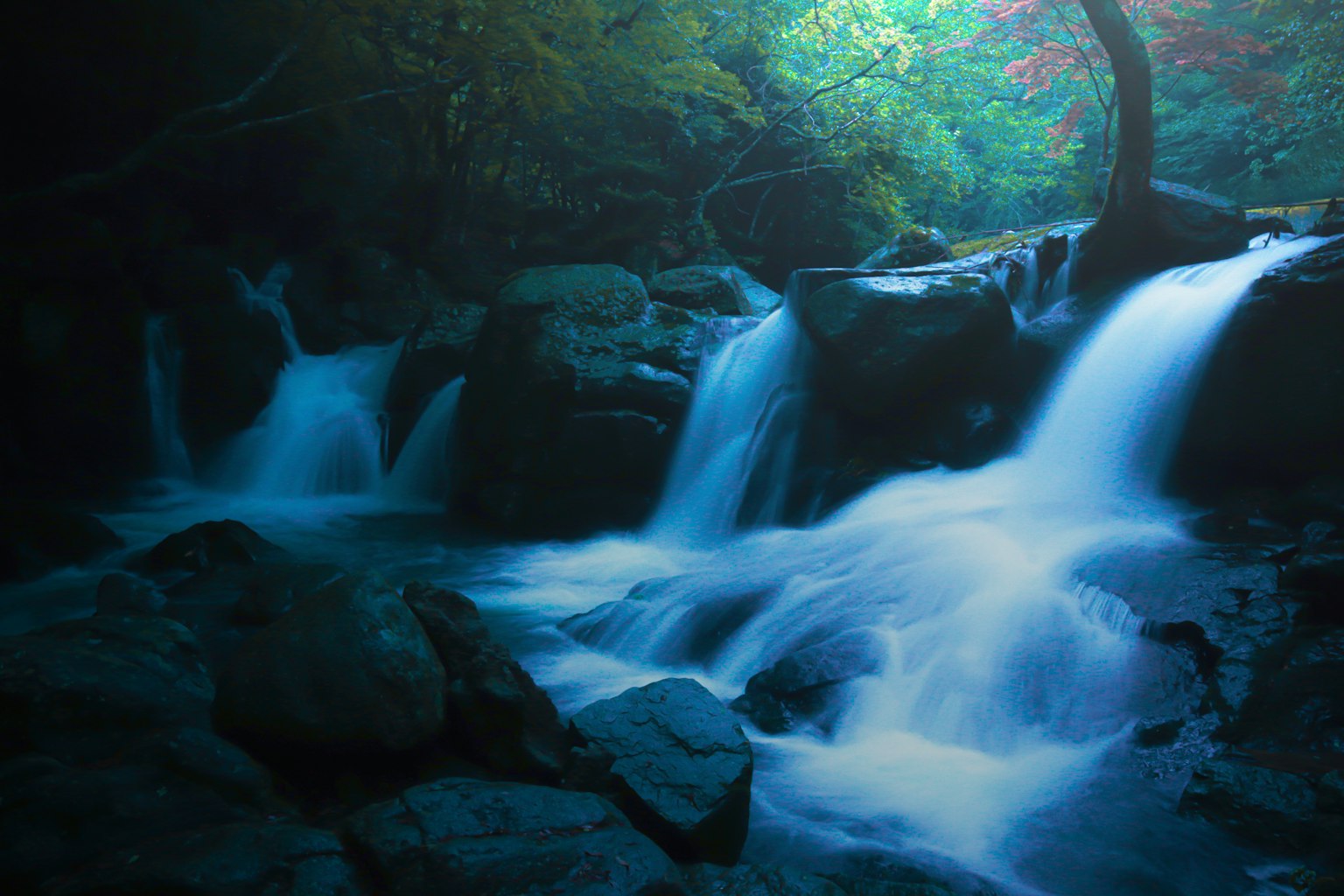 Vue pittoresque d'une cascade coulant sur des rochers