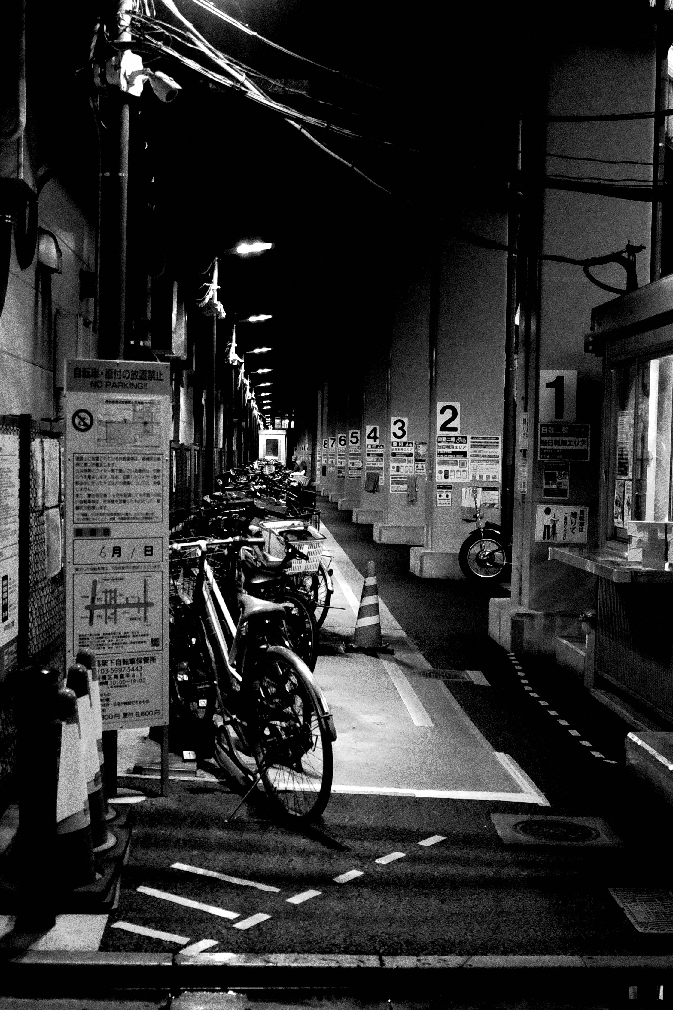 夜晚小巷里沿通道排列的自行车