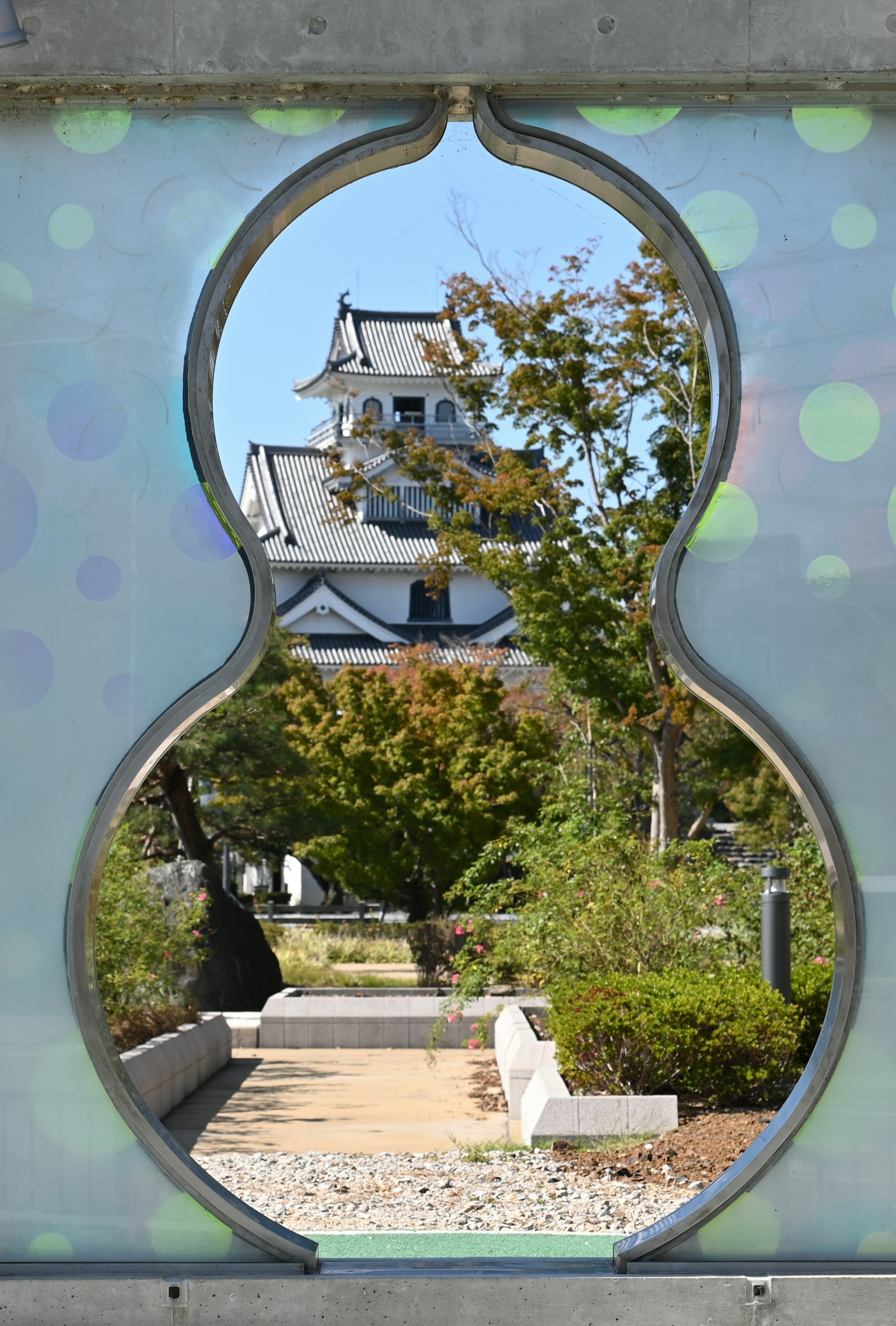 Einzigartig geformter Rahmen, der ein traditionelles japanisches Schloss und üppiges Grün zeigt