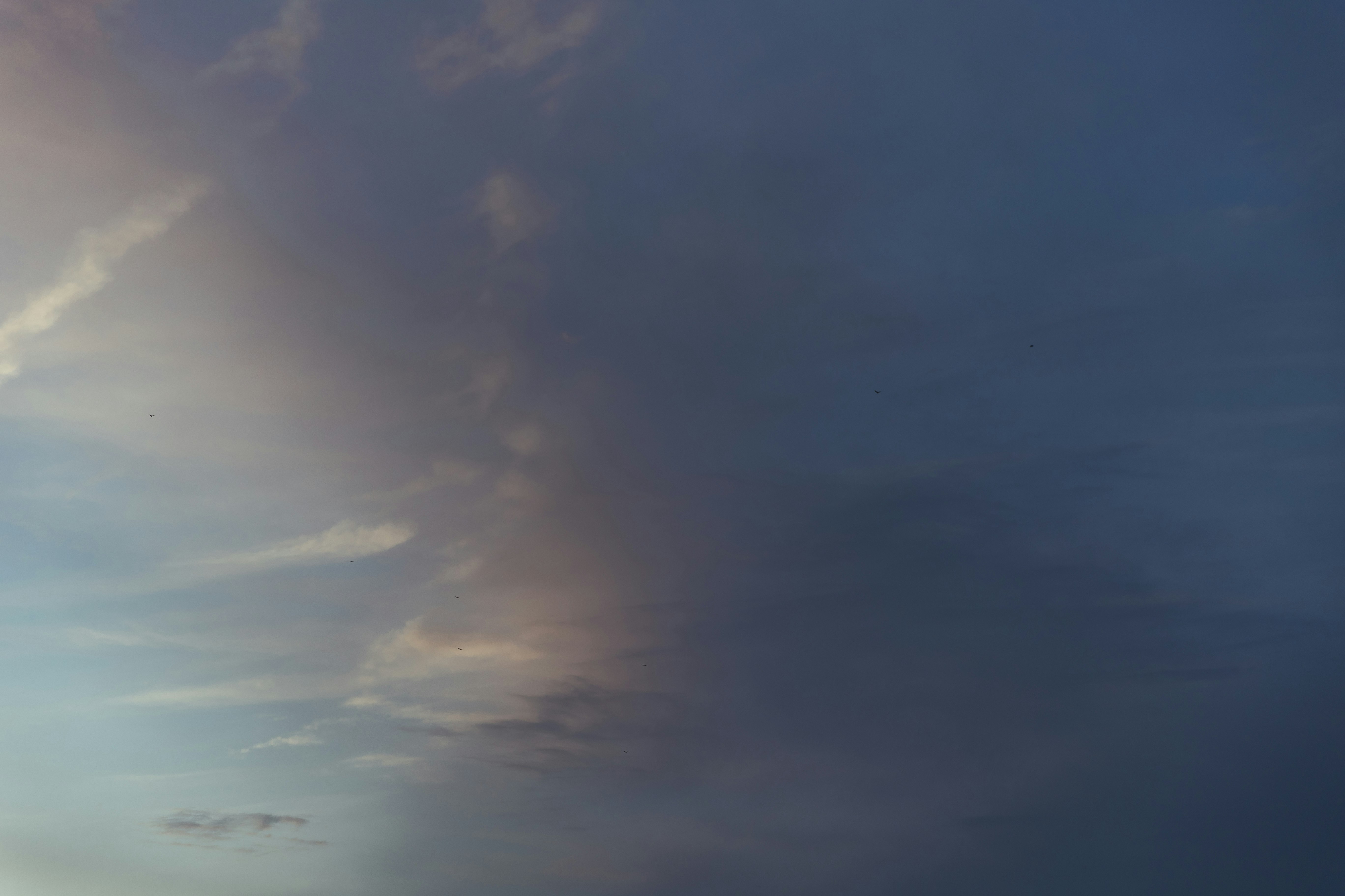 夕方の空に広がる雲のグラデーション