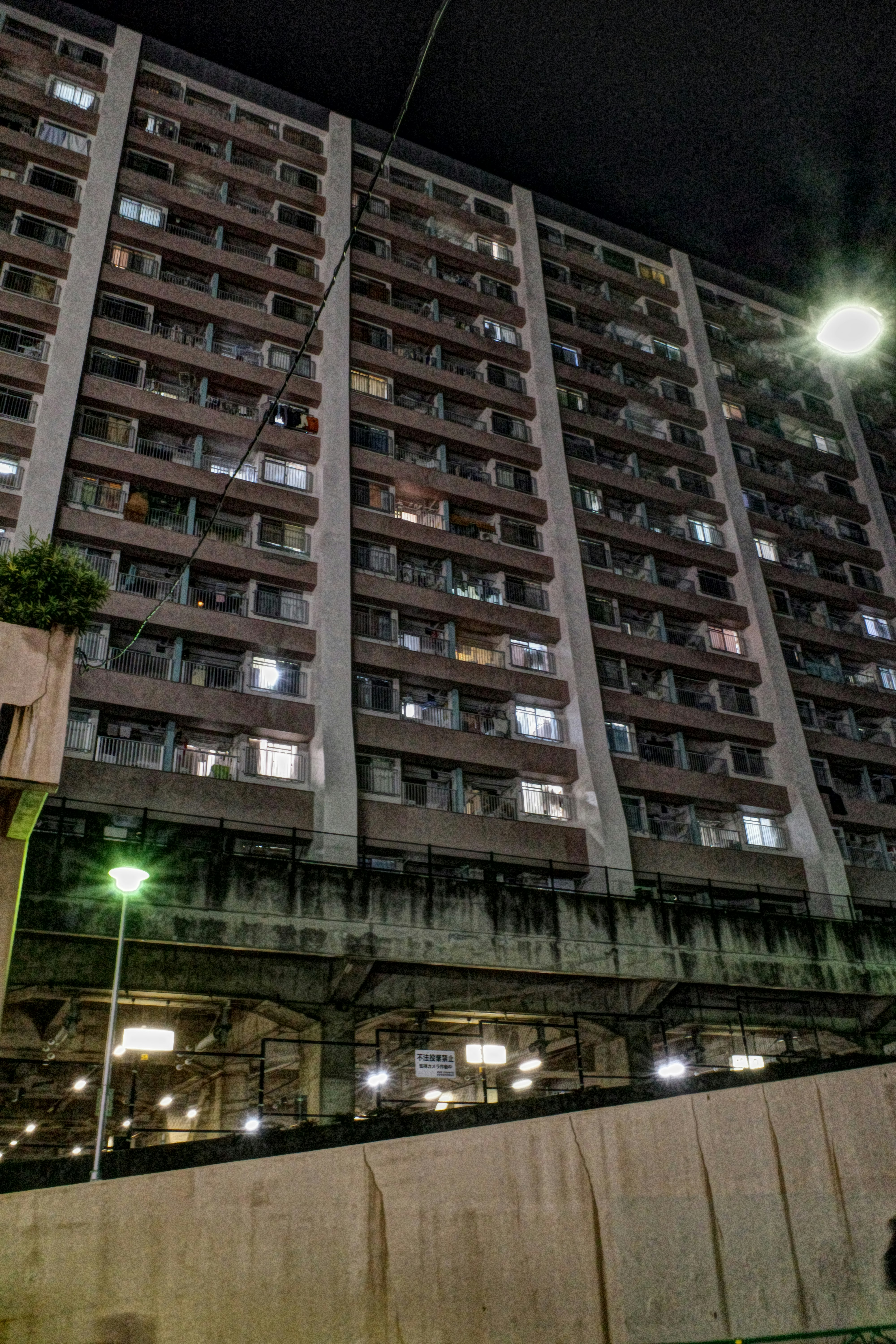 夜の高層住宅が並ぶ建物外観