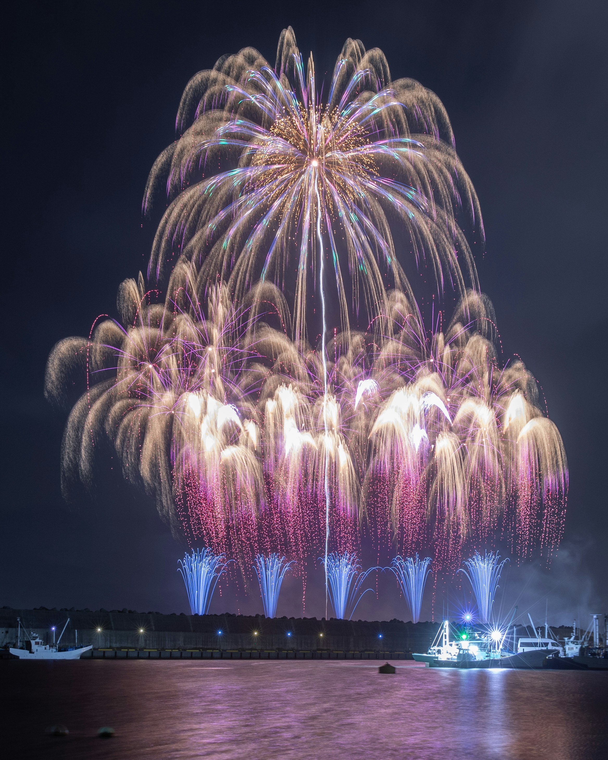 夜空に咲く大輪の花火と水面の反射